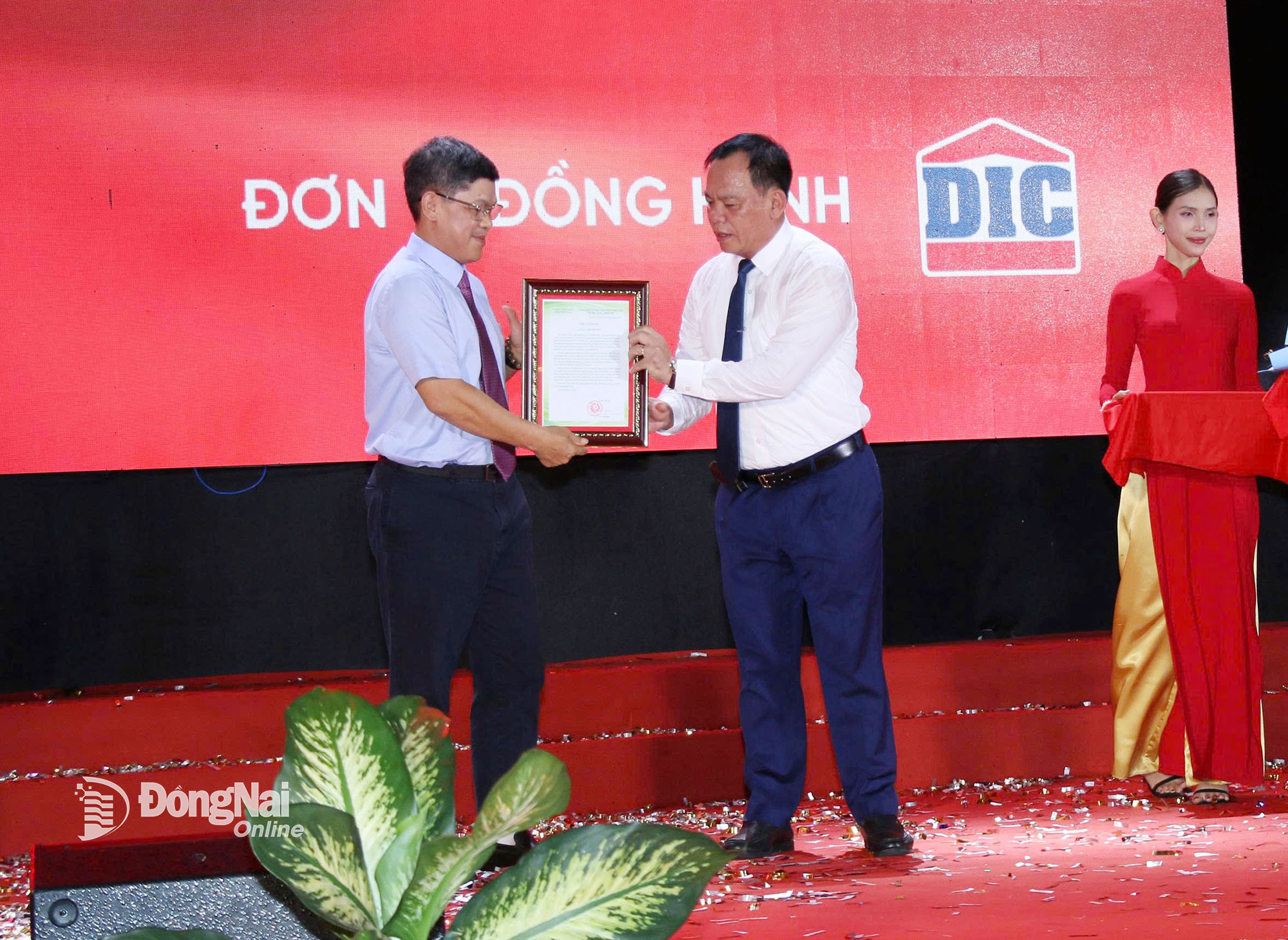 Deputy Secretary of the Provincial Party Committee and Chairman of the Dong Nai People’s Committee Vo Tan Duc presents a thank-you letter to DIC Group, a sponsor of the program. Photo: Hai Quan