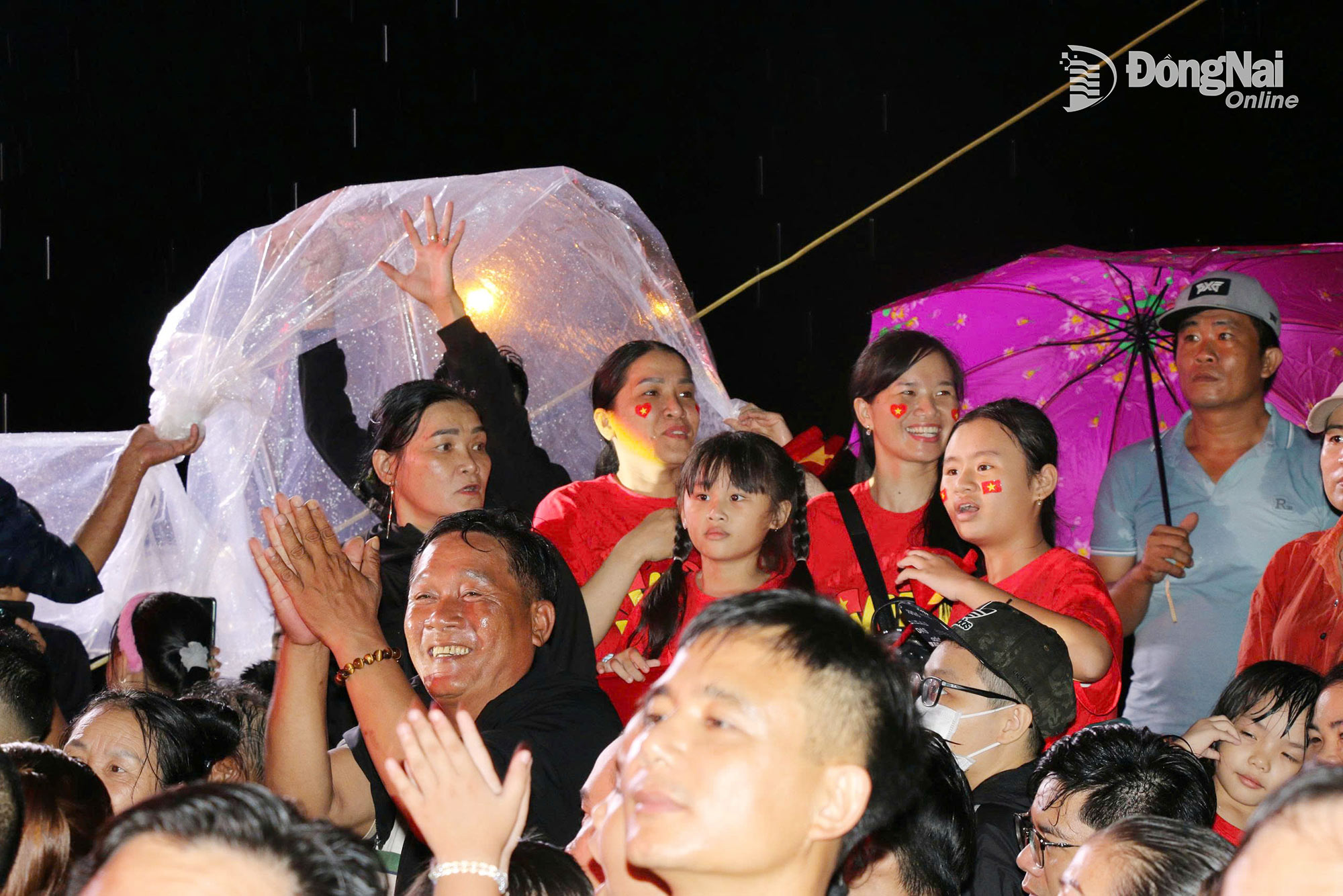 Despite the downpour, many people stayed to watch the art performances and fireworks display. Photo: Hai Quan