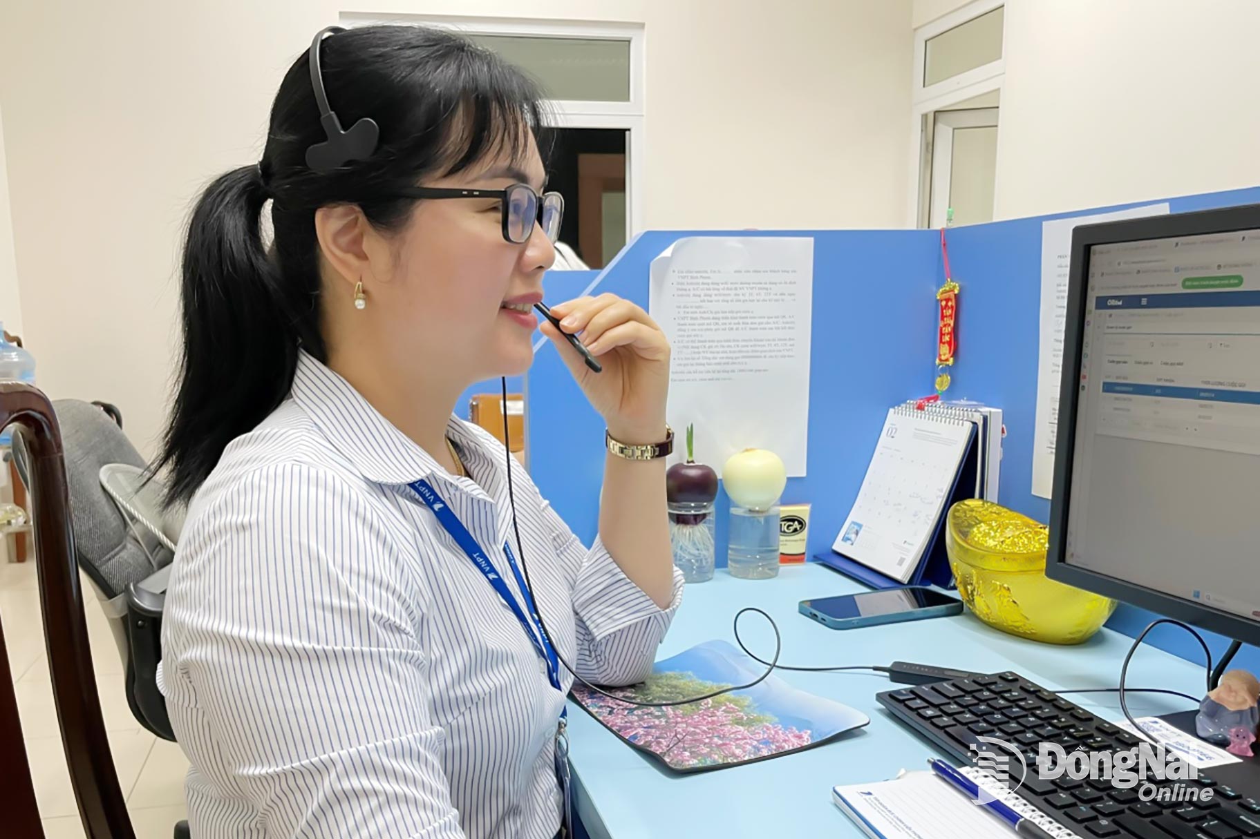 Nguyen Thi Uyen, operator at the Public Administration Hotline, VNPT Dong Nai, directly receives and responds to citizens’ feedback and petitions. Photo: Ngan Ha