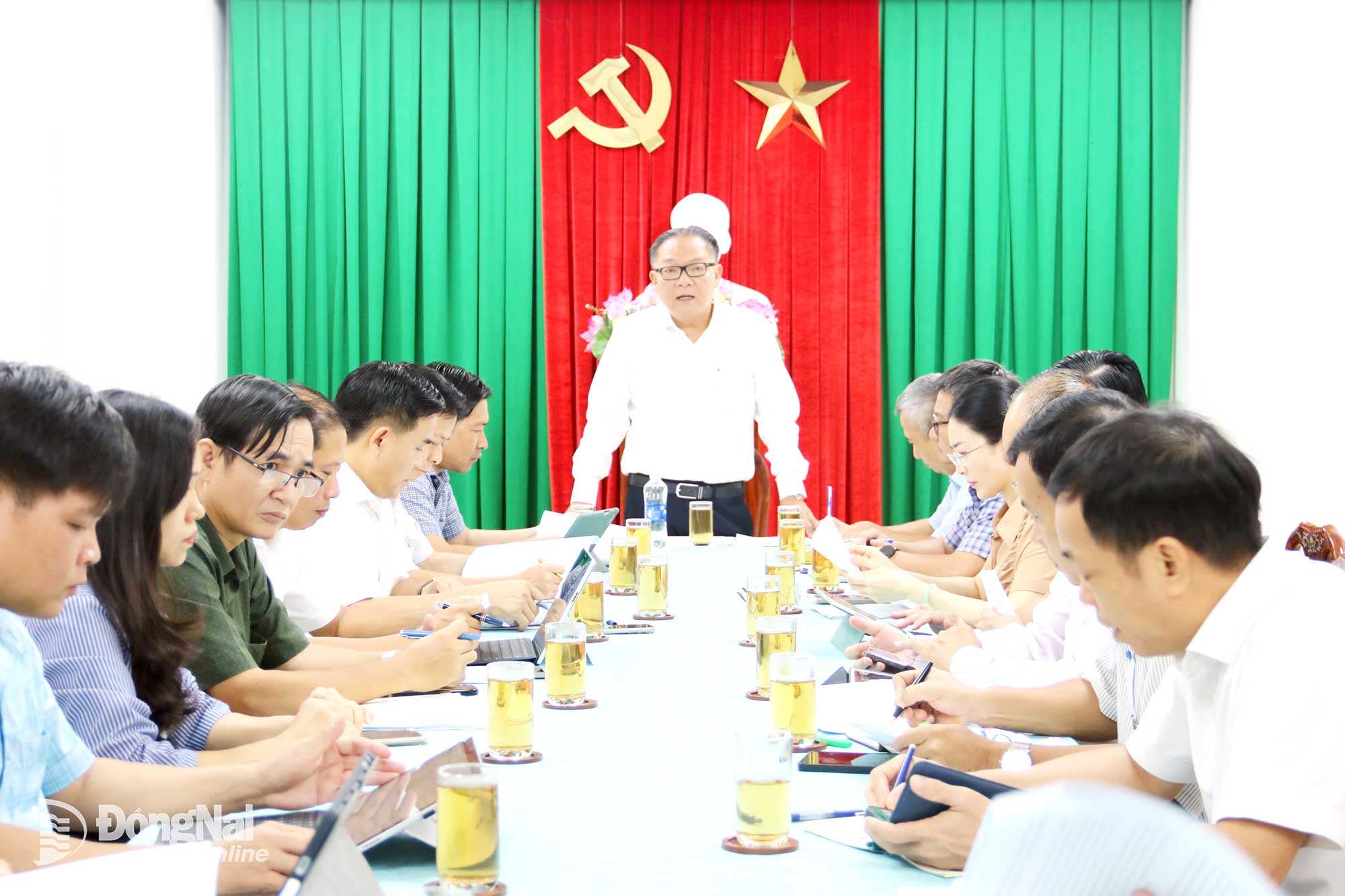 Member of the Provincial Party Committee and Vice Chairman of the Dong Nai People’s Committee Nguyen Kim Long chairs the working session. Photo: Vuong The