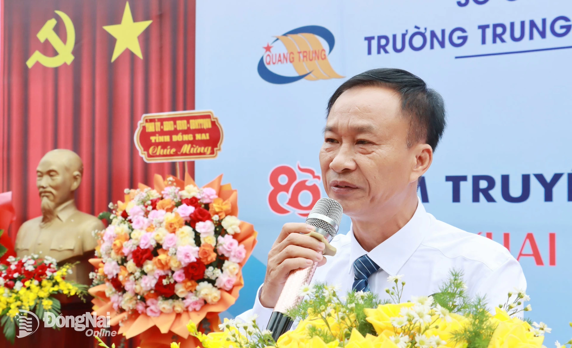 Principal Ha Van Quyen of Quang Trung High School for the Gifted delivers the opening speech for the new school year. Photo: Nhu Nam


