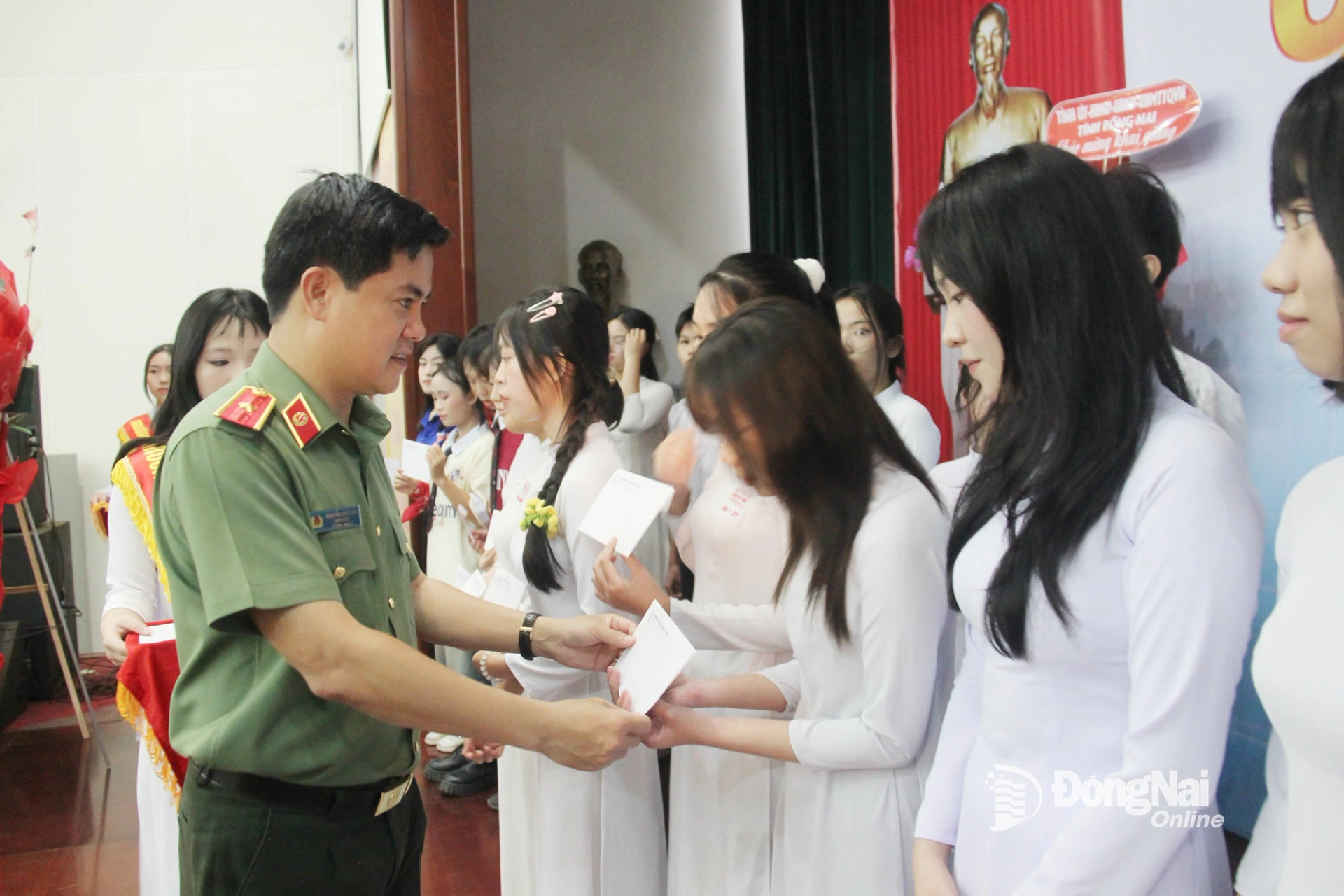 Major General Nguyen Duc Hai, Member of the Provincial Standing Party Committee and Director of Dong Nai Police, presents scholarships to students. Photo: Tran Danh

