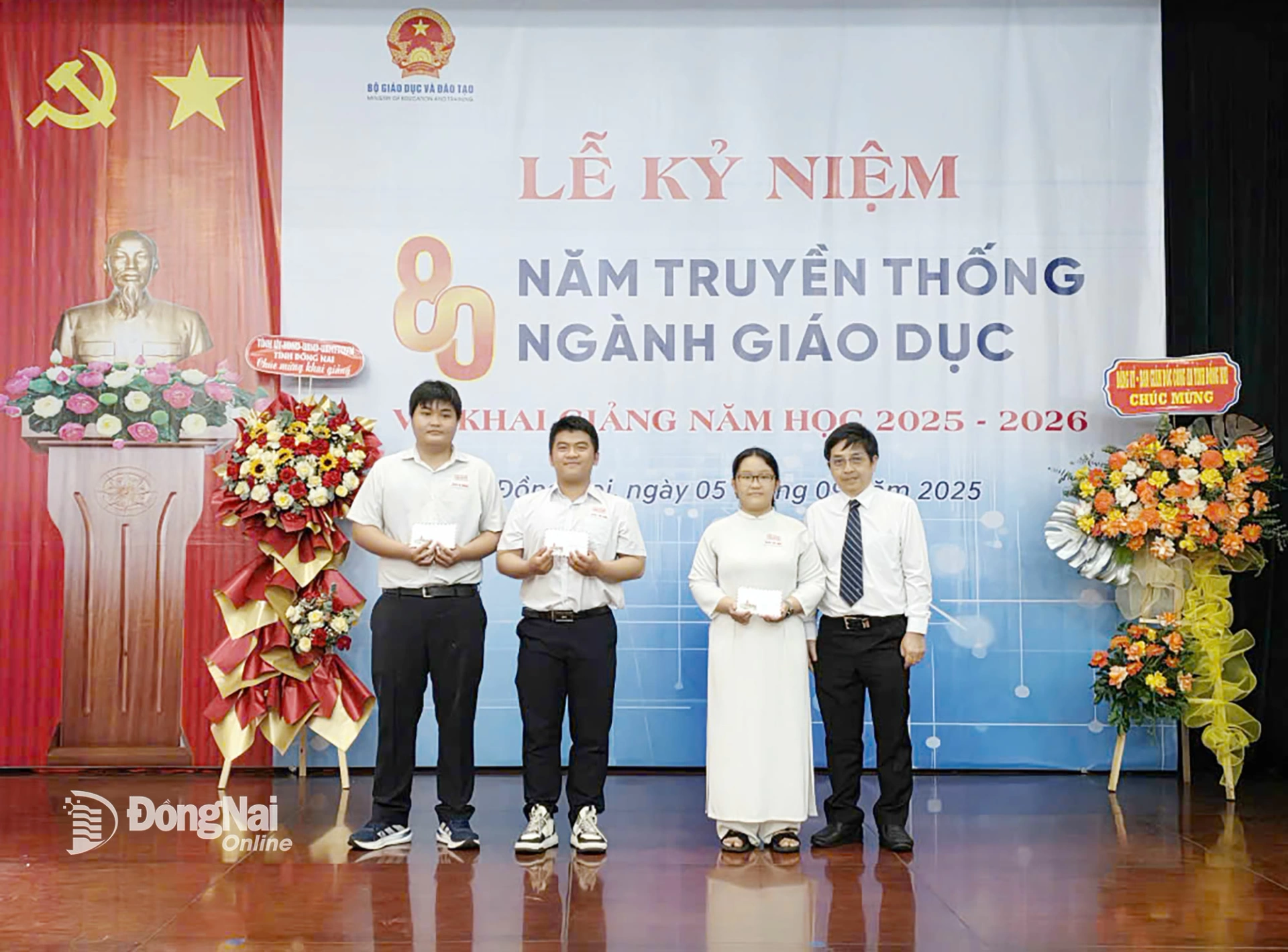 Organizations and individuals present scholarships to students. Photo: Tran Danh

