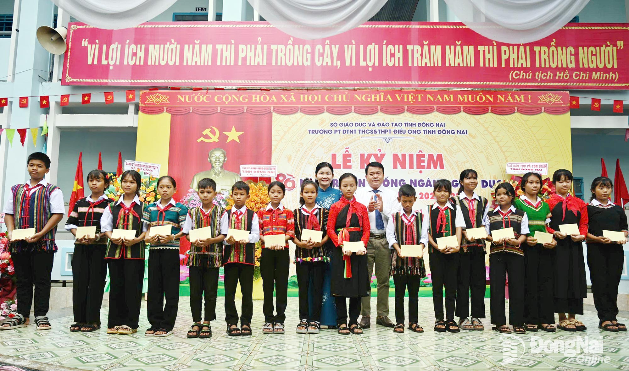 Alternate Member of the Party Central Committee, Standing Deputy Secretary of the Provincial Party Committee, and Chairwoman of Dong Nai People’s Council Ton Ngoc Hanh presents 50 gifts to disadvantaged students. Photo: Ngoc Thao