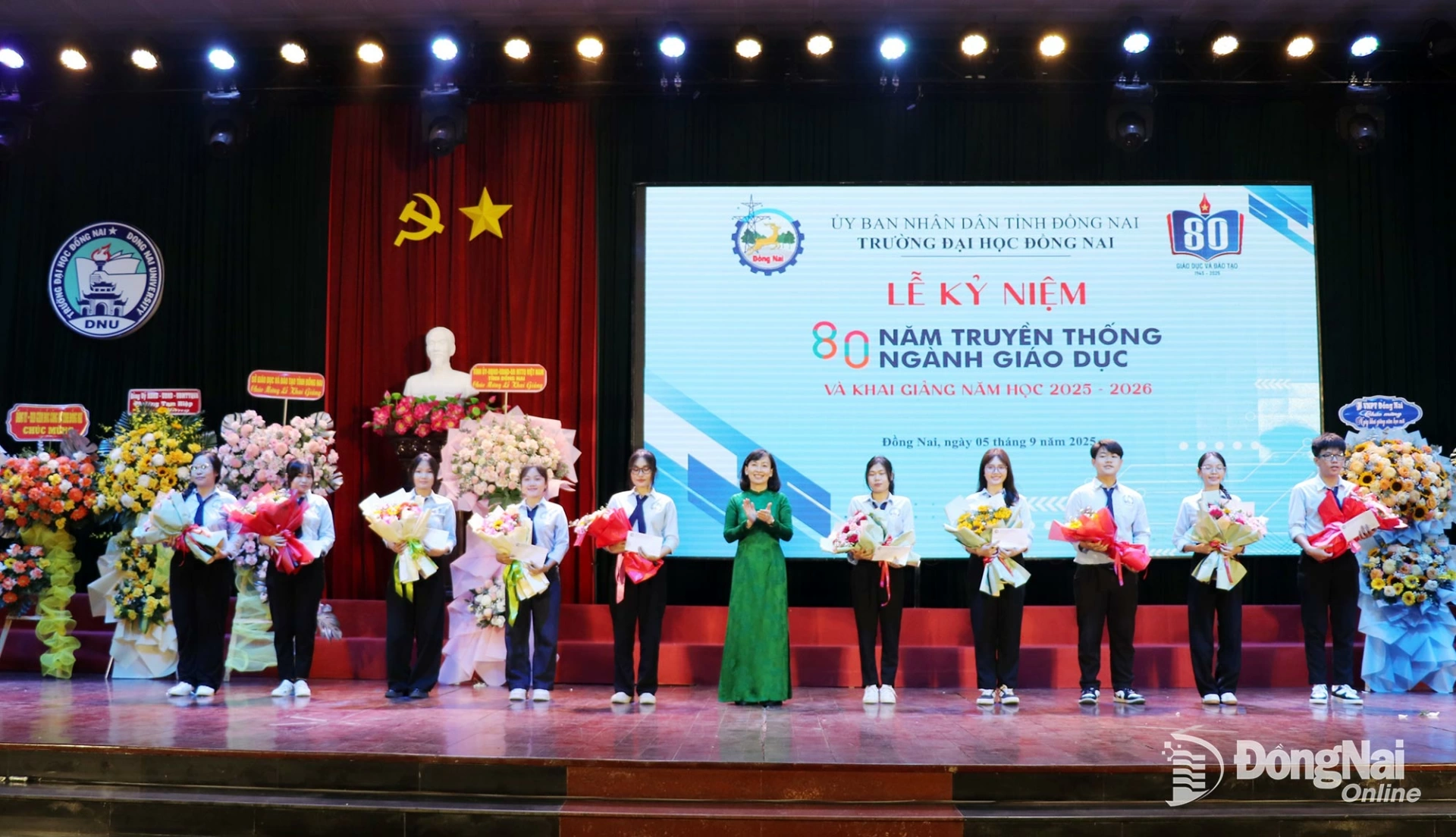 Member of the Provincial Party Committee and Director of the DoET Truong Thi Kim Hue presents scholarships to students. Photo: Hai Yen

