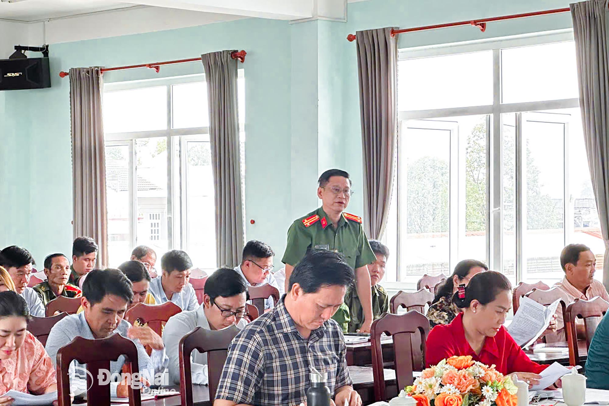 Official and civil servant of Bien Hoa ward share opinions at the dialogue with the Party Secretary and Chairman of People’s Committee of the ward.