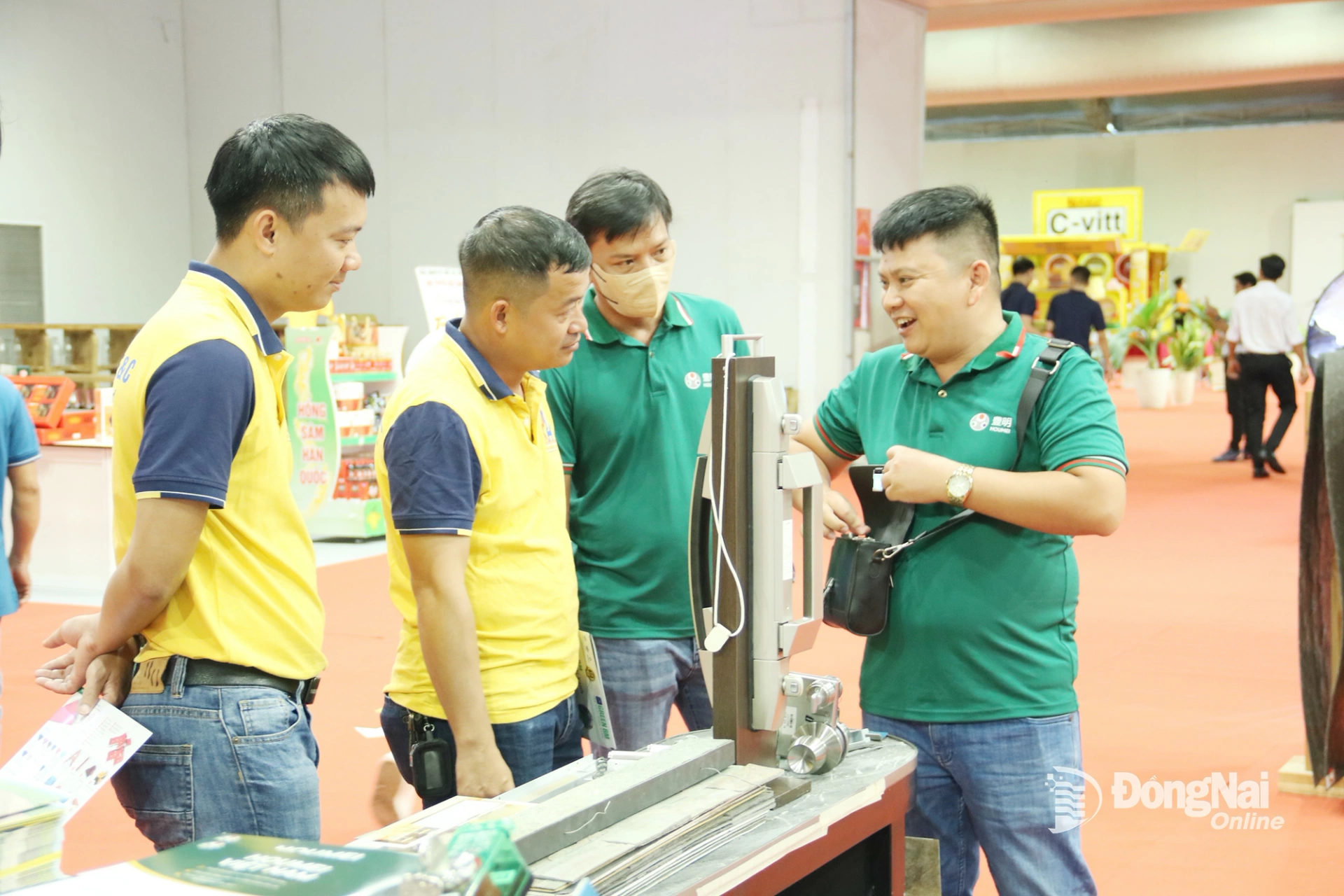 Các doanh nghiệp tìm kiếm cơ hội giao thương tại một hội chợ quốc tế ngành xây dựng tổ chức tại Thành phố Hồ Chí Minh tháng 8-2025. Ảnh: Vương Thế