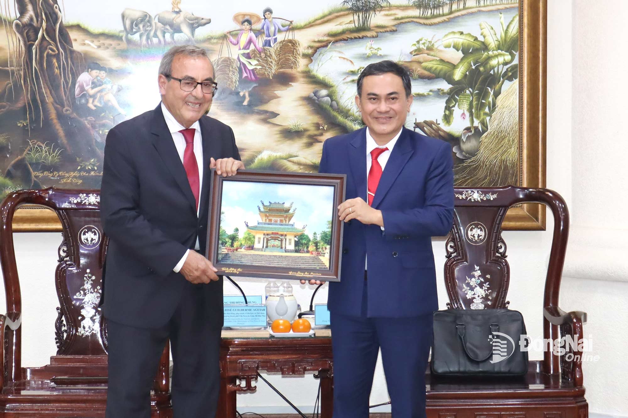 Member of the Provincial Standing Party Committee and Vice Chairman of the Dong Nai People’s Committee Le Truong Son presents a gift to the working delegation of Vila Nova de Gaia city (Portugal). Photo: Hoang Loc

