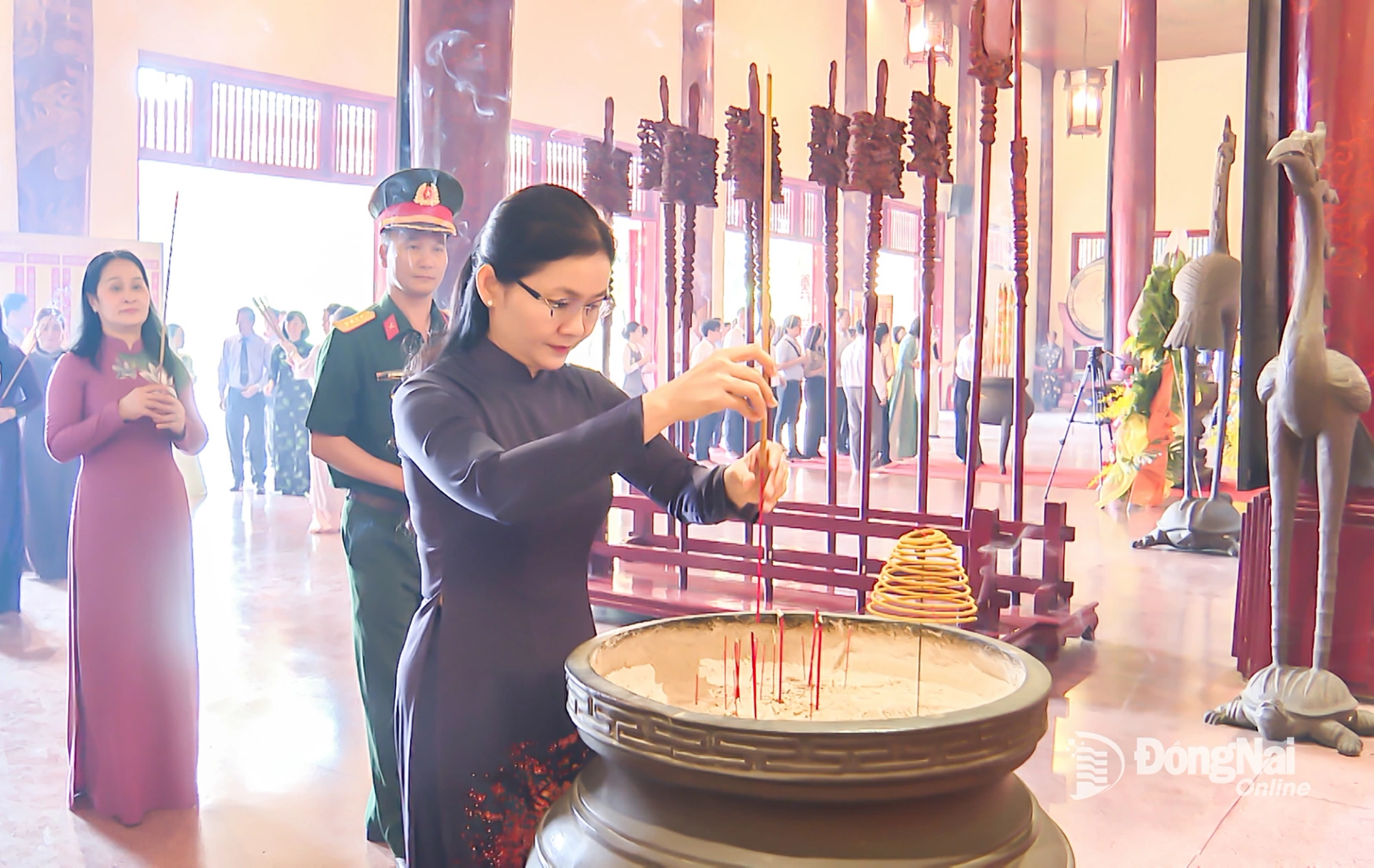 Alternate Member of the Party Central Committee, Standing Deputy Secretary of the Provincial Party Committee, and Chairwoman of the Dong Nai People’s Council Ton Ngoc Hanh offers incense in tribute to President Ho Chi Minh and predecessors. Photo: Dang Hung

