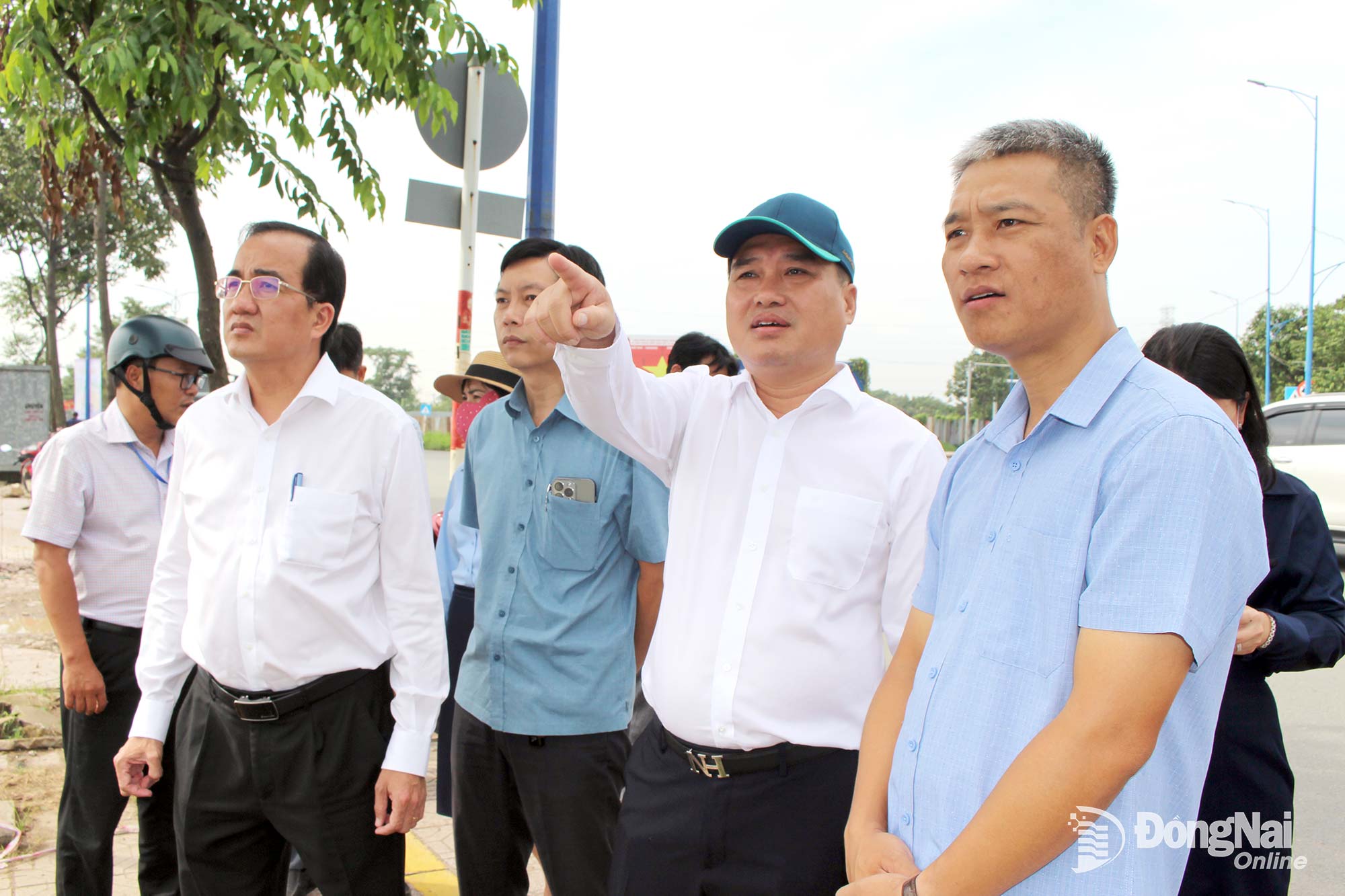 Member of the Provincial Standing Party Committee, Party Secretary and Chairman of the People’s Council of Tran Bien ward Ho Van Nam and Deputy Party Secretary and Chairman of People’s Committee of Tran Bien ward Nguyen Duy Tan check project progress on the morning of September 12. Photo: Khac Thiet