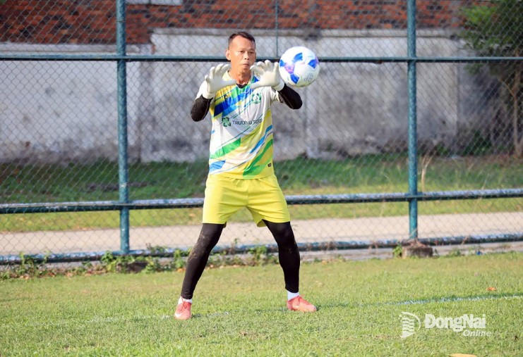 Goalkeeper Tan Truong (Truong Tuoi Dong Nai) will set aside past bonds with former teammates now on the opposing side to help his team secure the best possible result. Photo: Nguyen Tan