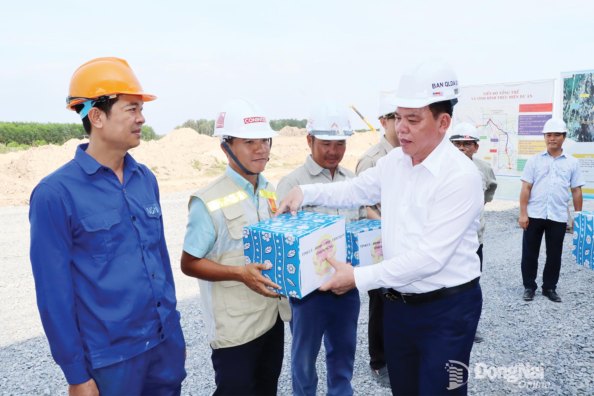 Deputy Secretary of the Provincial Party Committee and Chairman of the Provincial People’s Committee Vo Tan Duc presents gifts and encourages workers at the construction site of Ho Chi Minh City’s ring road 3 project in Dong Nai.