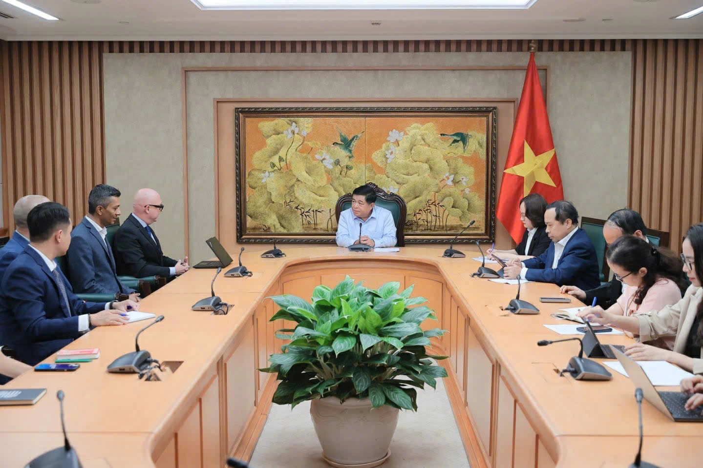 Lãnh đạo Trung tâm Thương mại thế giới Dubai (DWTC) trình bày với Phó Thủ tướng Nguyễn Chí Dũng về mong muốn và kế hoạch tổ chức triển lãm GITEX Global - triển lãm công nghệ thường niên lớn nhất khu vực vùng Vịnh và nằm trong nhóm hàng đầu thế giới, tại Việt Nam vào năm 2026 - Ảnh: VGP/Thu Sa

