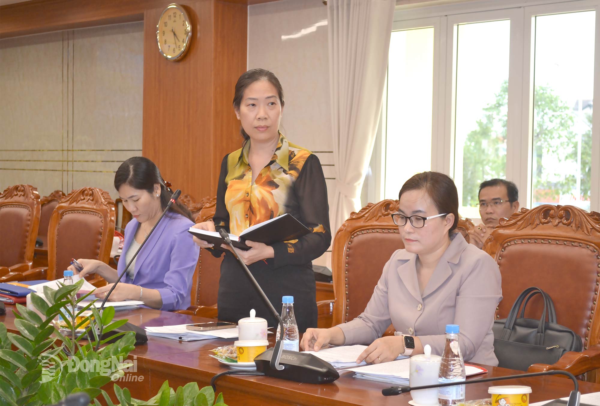 Member of the Provincial Party Committee and Deputy Head of Dong Nai Party Committee’s Organization Commission Bui Thi Yen speaks at the meeting. Photo: Phuong Hang
