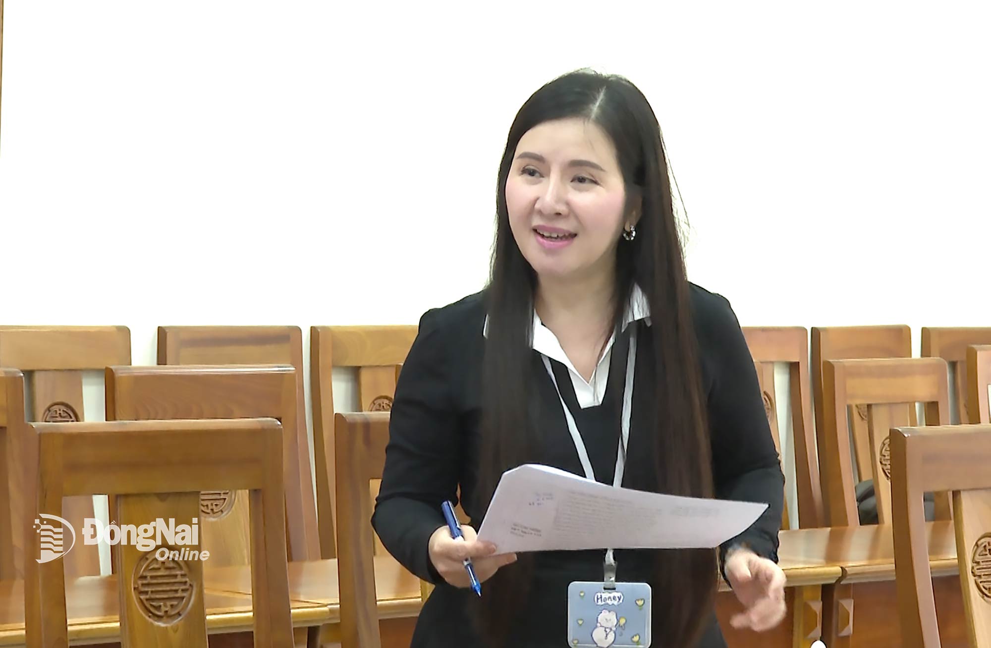 People’s Artist Dong Thi Que Anh, Director of Dong Nai Art Theater, contributes ideas for congress preparations. Photo: Van Doan

