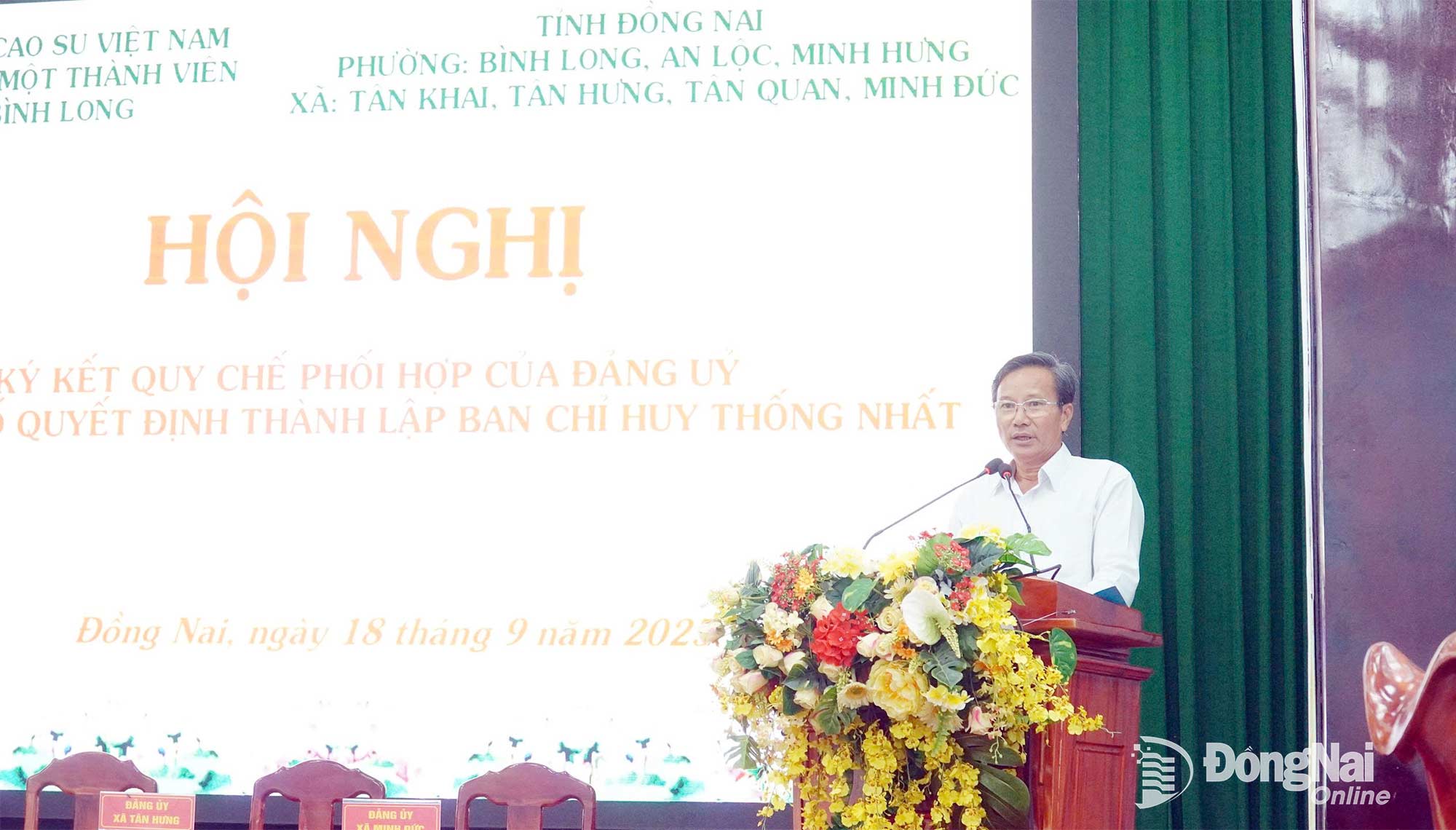 Secretary of the Party Committee of Binh Long Rubber Company Limited Le Van Vui speaks at the conference. Photo: Van Tam