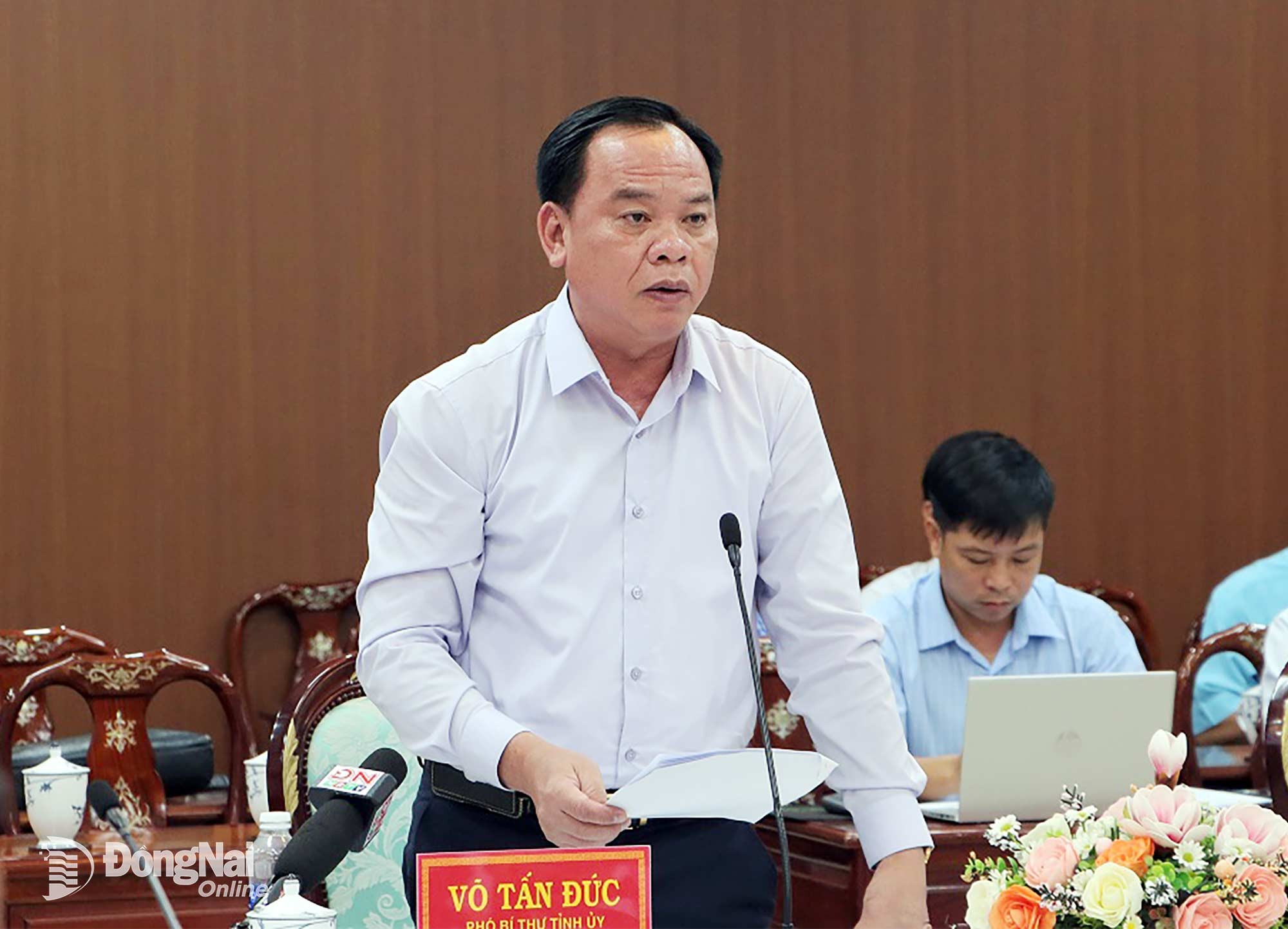 Phó Bí thư Tỉnh ủy, Chủ tịch UBND tỉnh Đồng Nai Võ Tấn Đức phát biểu tại hội nghị. Ảnh: Phạm Tùng