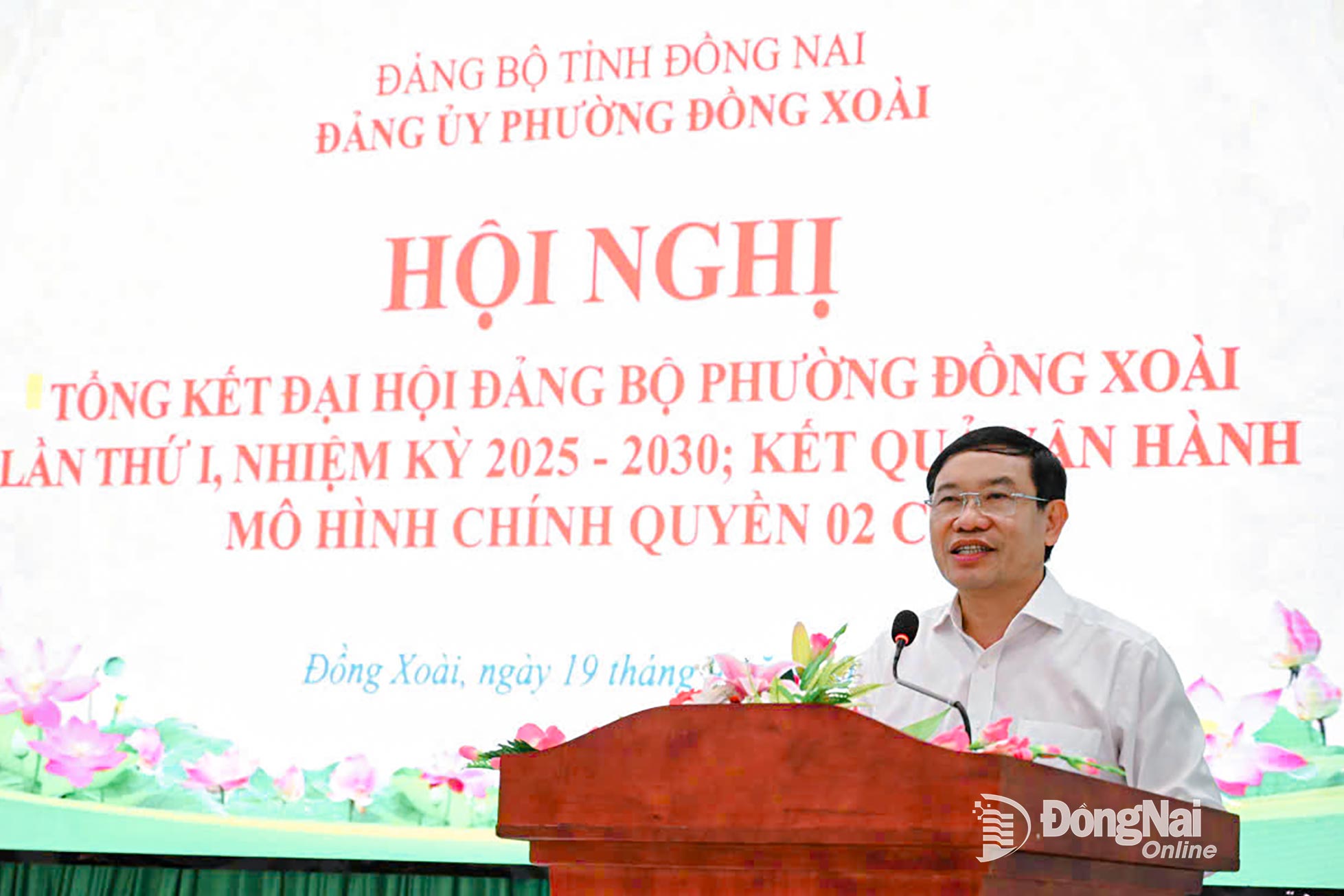 Party Secretary and Chairman of the People’s Council of Dong Xoai ward Vu Van Muoi speaks at the conference. Photo: Ngoc Thao