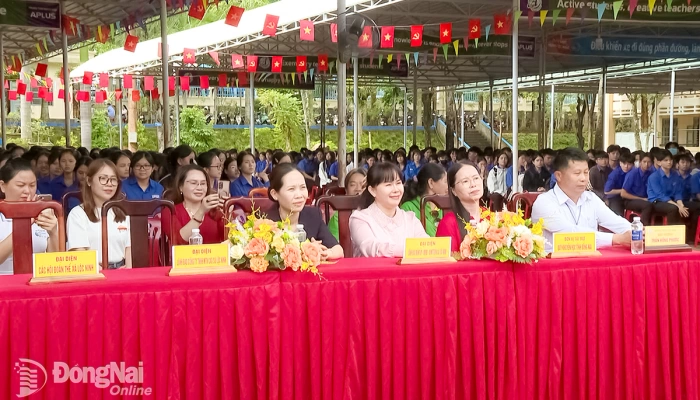 "Wings of Dreams" awards over 180 million VND in scholarships