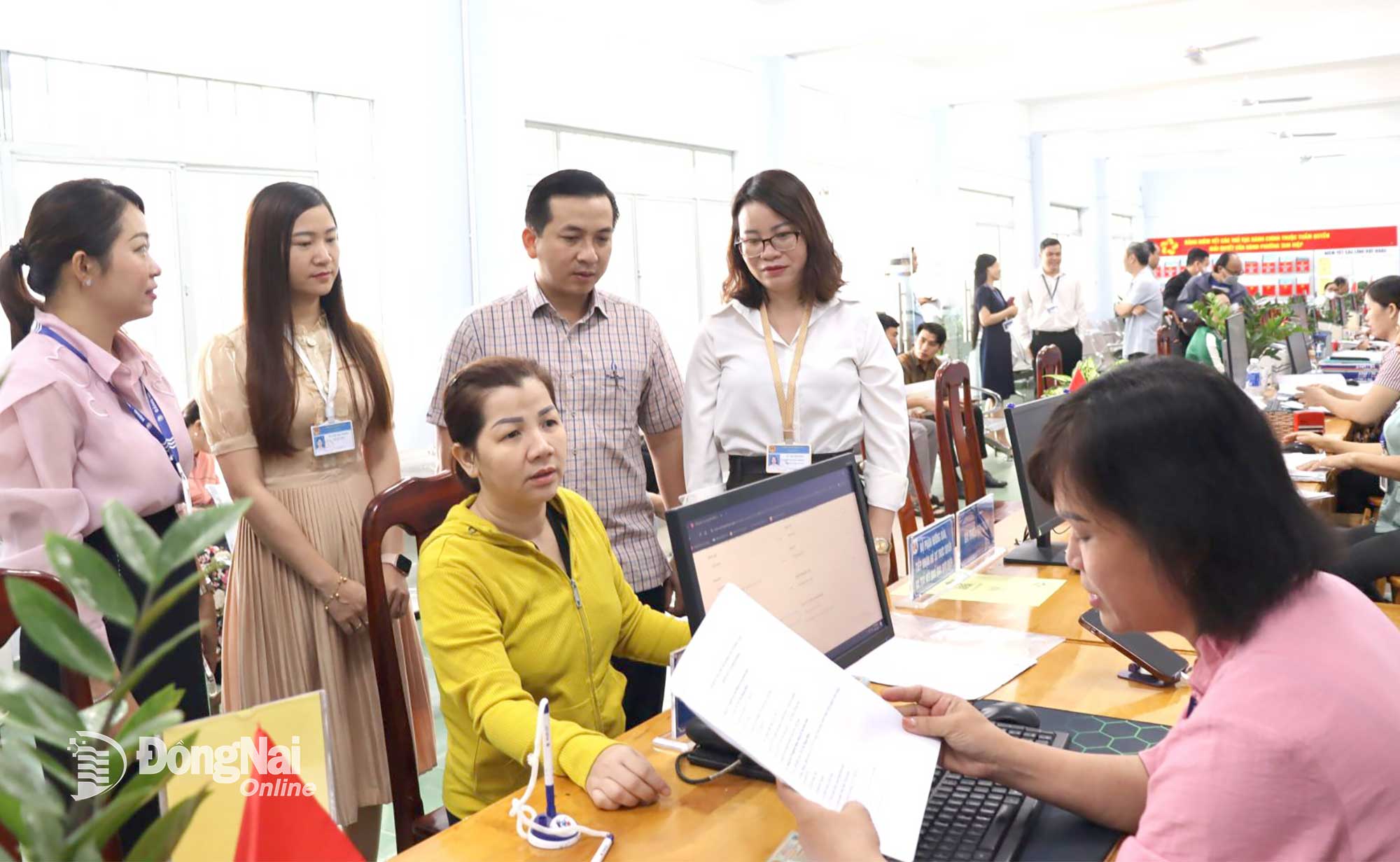The inspection delegation in Tam Hiep ward, Dong Nai province. Photo: Nguyet Ha