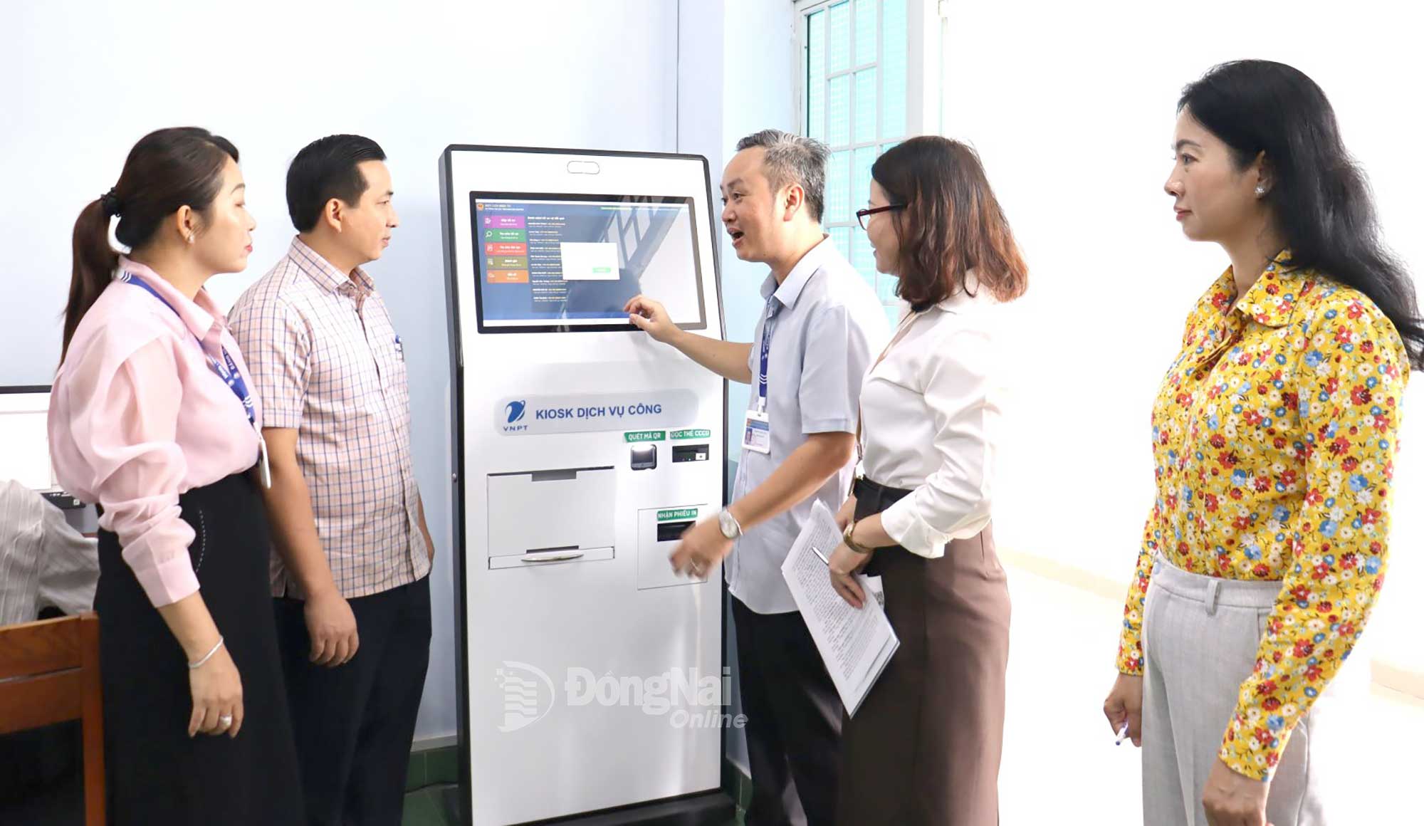 The inspection delegation at the automatic numbering kiosk of Tam Hiep ward Public Administration Service Center, Dong Nai province. Photo: Nguyet Ha