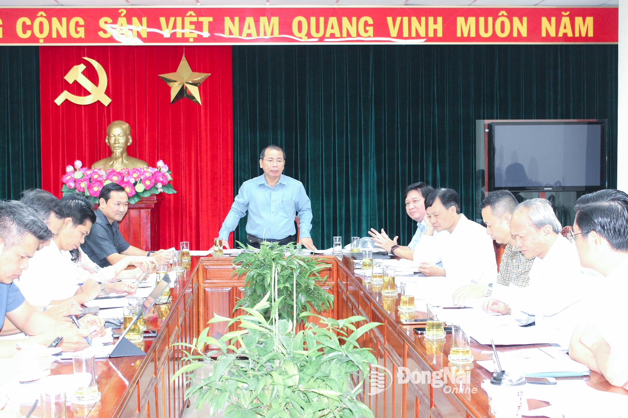 Head of the EBC of the Provincial People’s Council Huynh Viet Cuong speaks at the meeting. Photo: Ho Thao