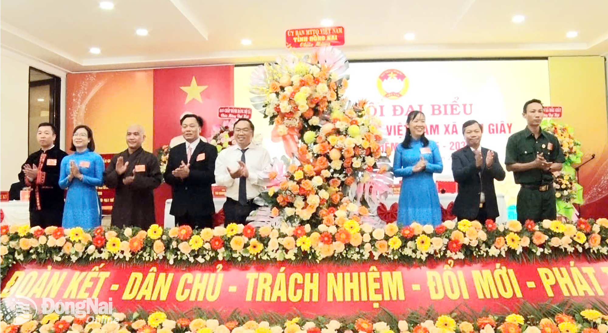 Provincial Party Committee member, Vice Chairman of the Provincial VFF Committee, Secretary of the Dong Nai provincial Youth Union Nguyen Minh Kien presents a flower basket from the Standing Committee of the provincial VFF Committee to congratulate the congress. Photo: Nhat Quang

