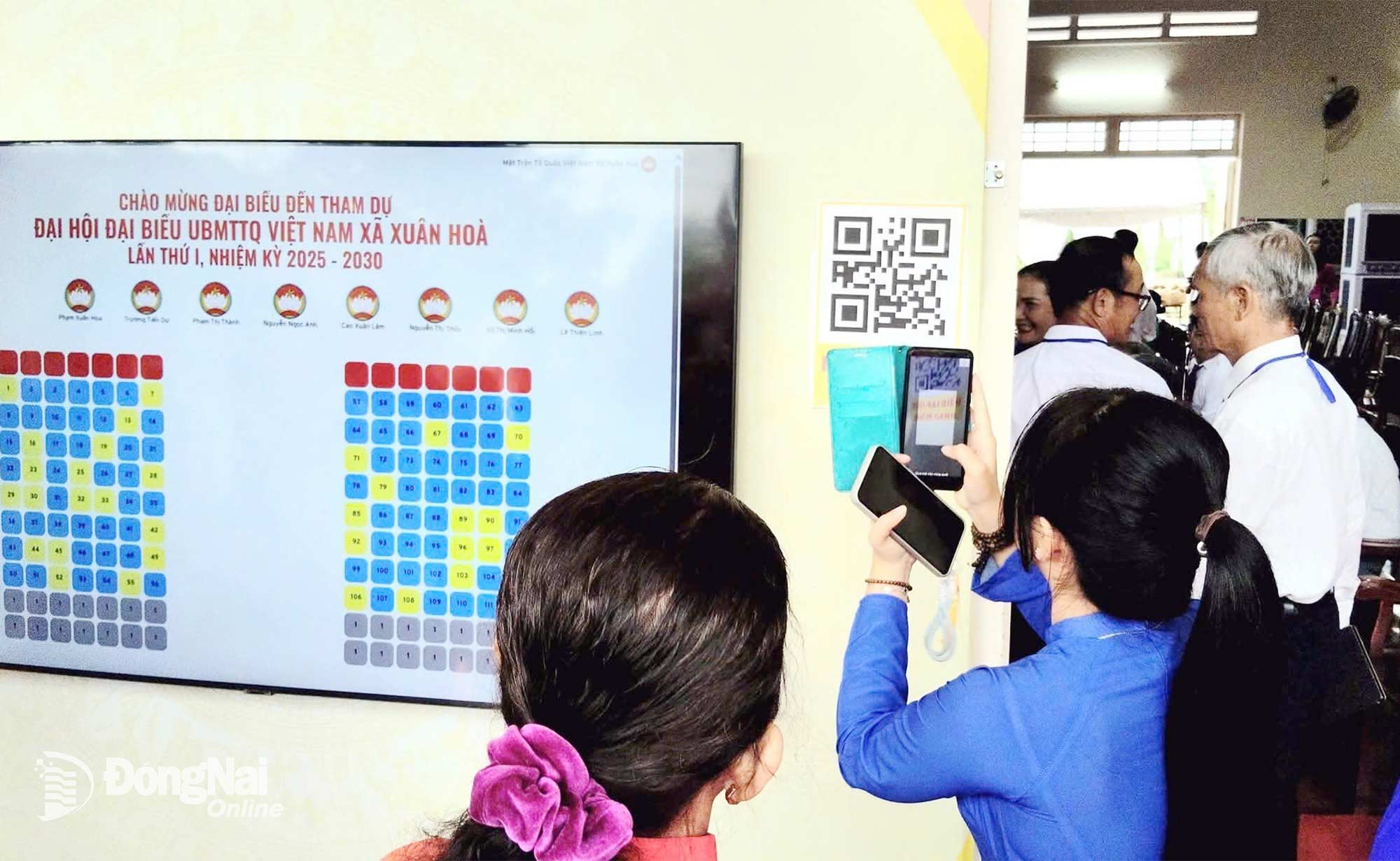 Delegates scan QR codes for registration and access to documents via the congress application. Photo: Duc Quy

