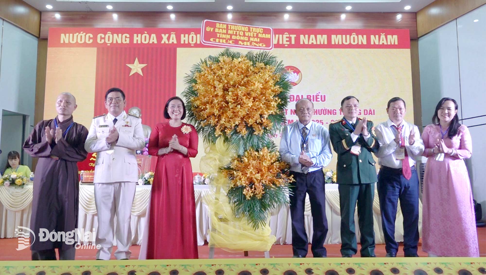 Ảnh 1: Phó Chủ tịch Ủy ban MTTQ Việt Nam tỉnh, Chủ tịch Hội Cựu chiến binh tỉnh Đồng Nai Nguyễn Văn Phơi tặng hoa chúc mừng đại hội. Ảnh: Xuân Nương