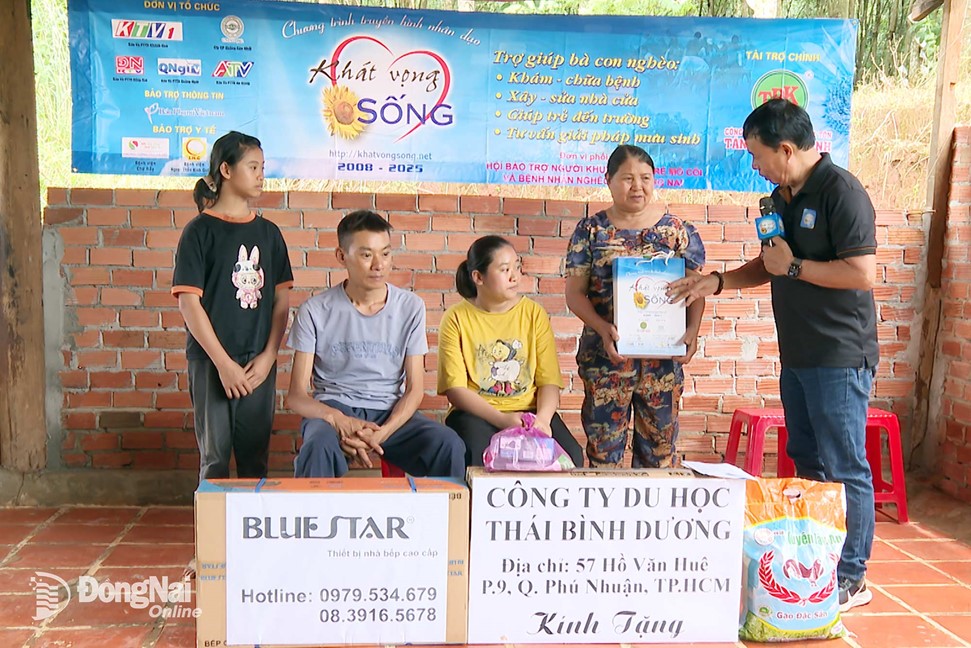 Nguyen Duc Tien, Head of the Organizing Committee of the Aspiration to live program, connects kind-hearted individuals at home and abroad to support the family of Nguyen Thi Dung. Photo: Phu Quy