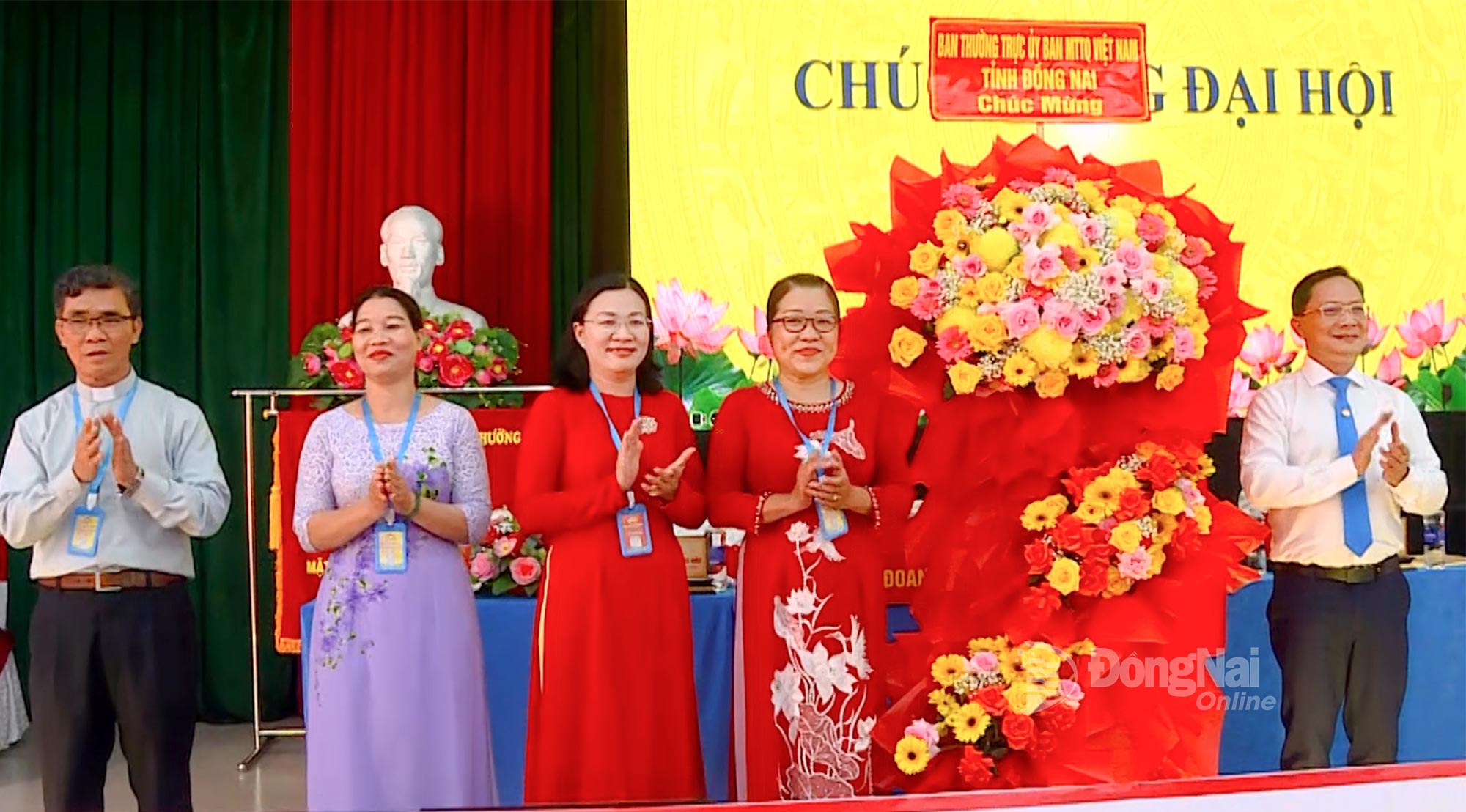 Member of the Provincial Standing Party Committee and Standing Vice Chairman of Dong Nai VFF Committee Ha Anh Dung presents flowers to congratulate the Congress. Photo: Quoc Vinh


