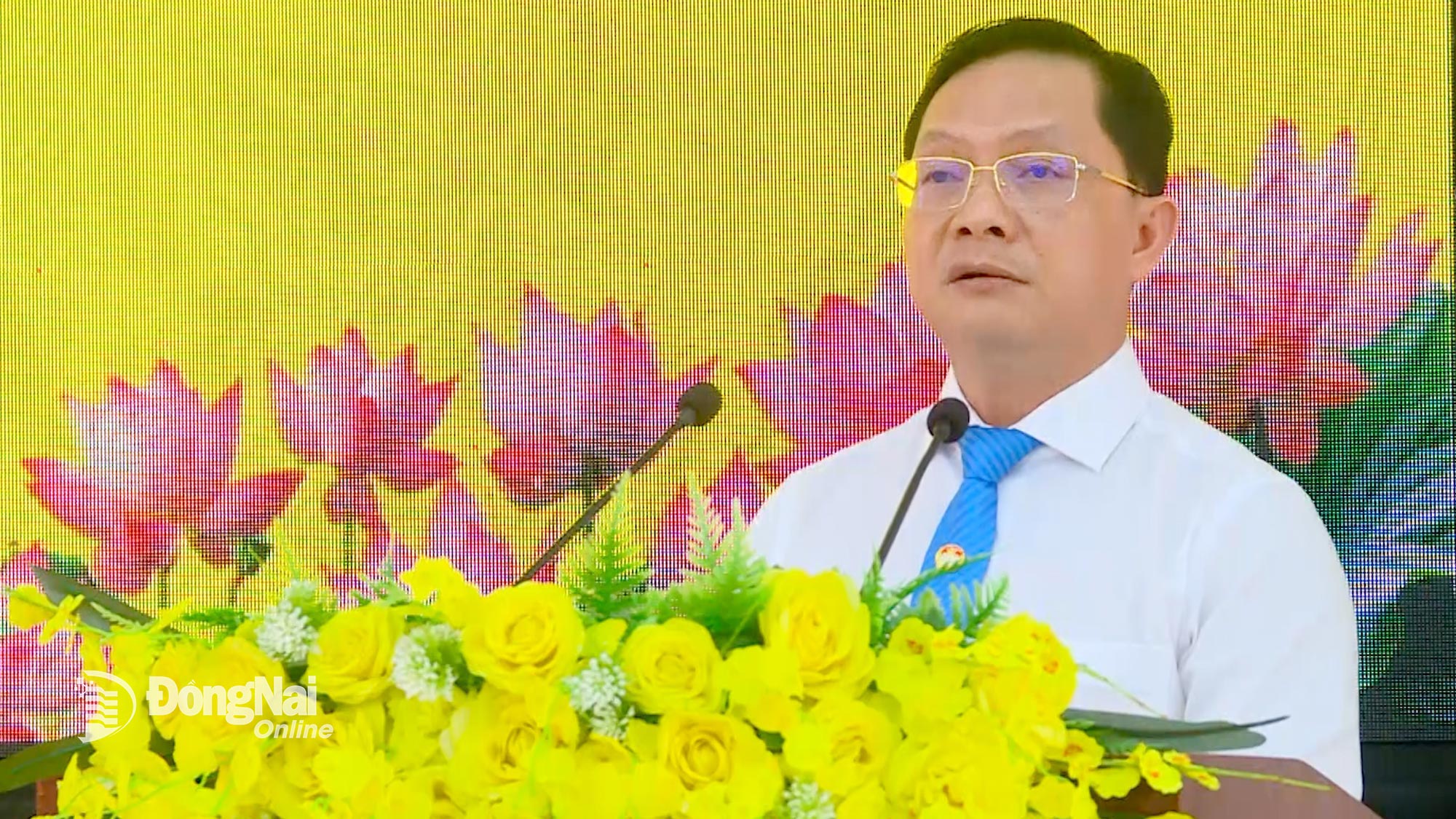 Member of the Provincial Standing Party Committee and Standing Vice Chairman of Dong Nai VFF Committee Ha Anh Dung delivers remarks at the Congress. Photo: Quoc Vinh


