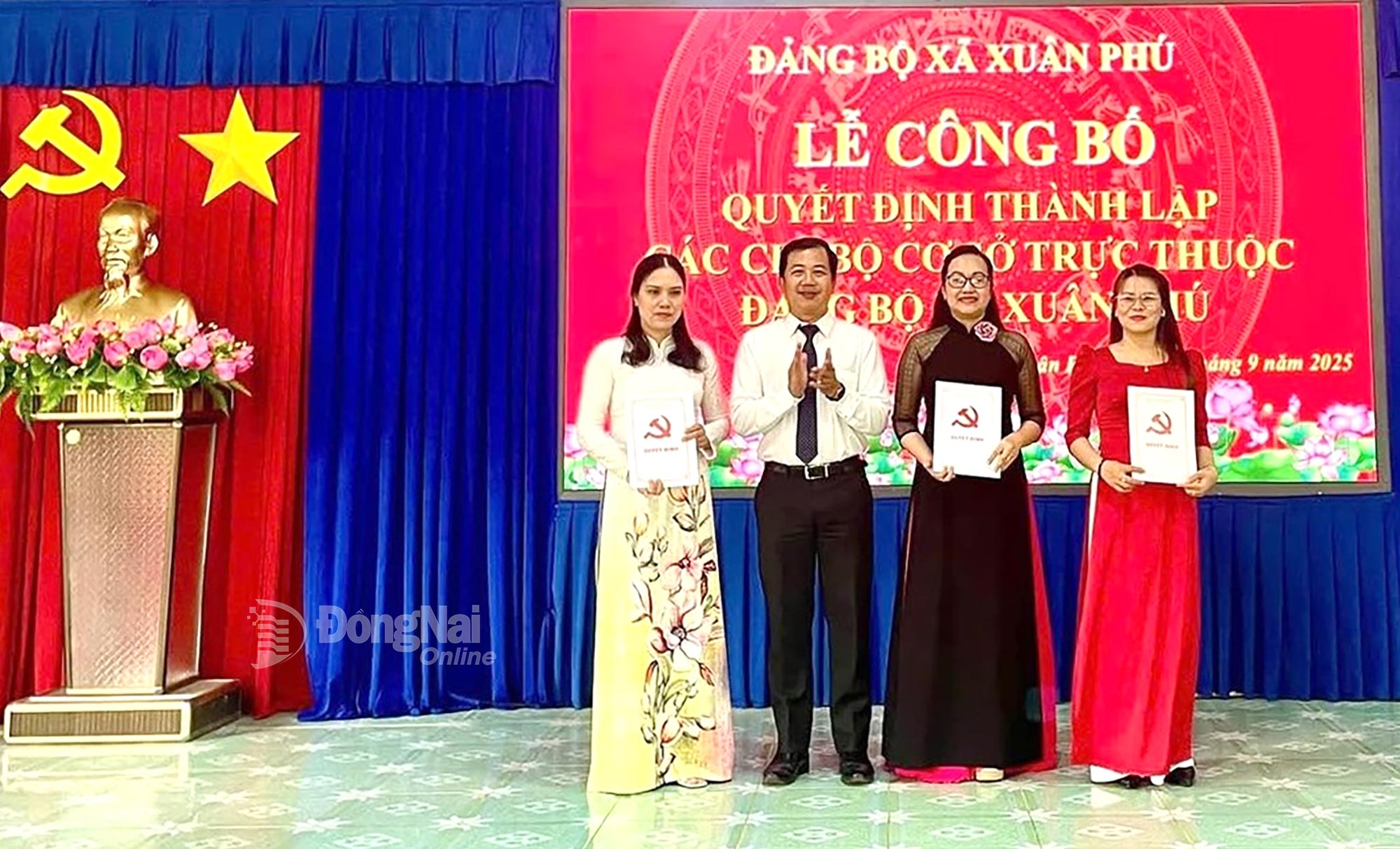 Presenting the decision to establish Party organizations under Xuan Phu commune Party Organization.