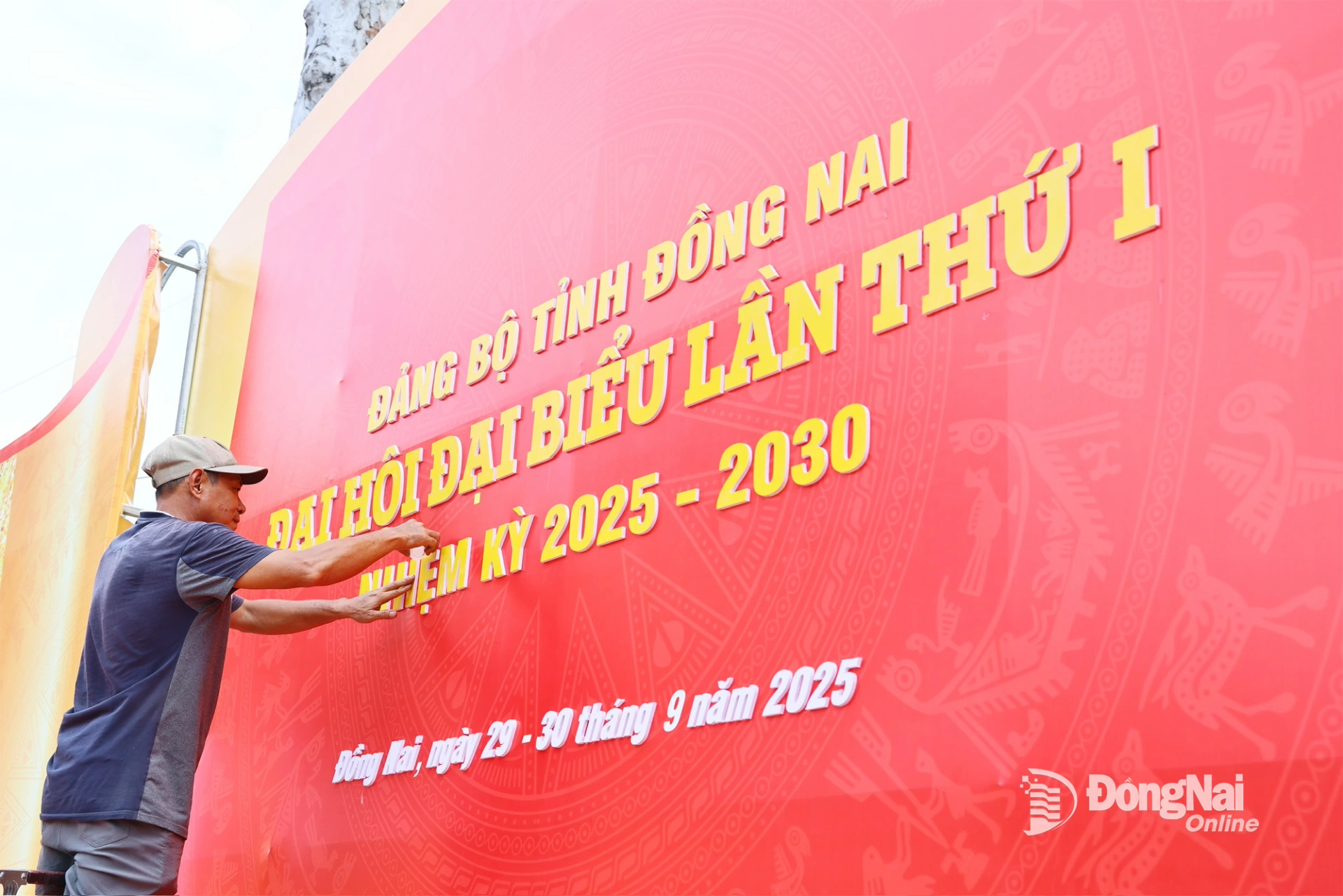 A worker is installing the check-in area for delegates attending the Congress. Photo: Cong Nghia
