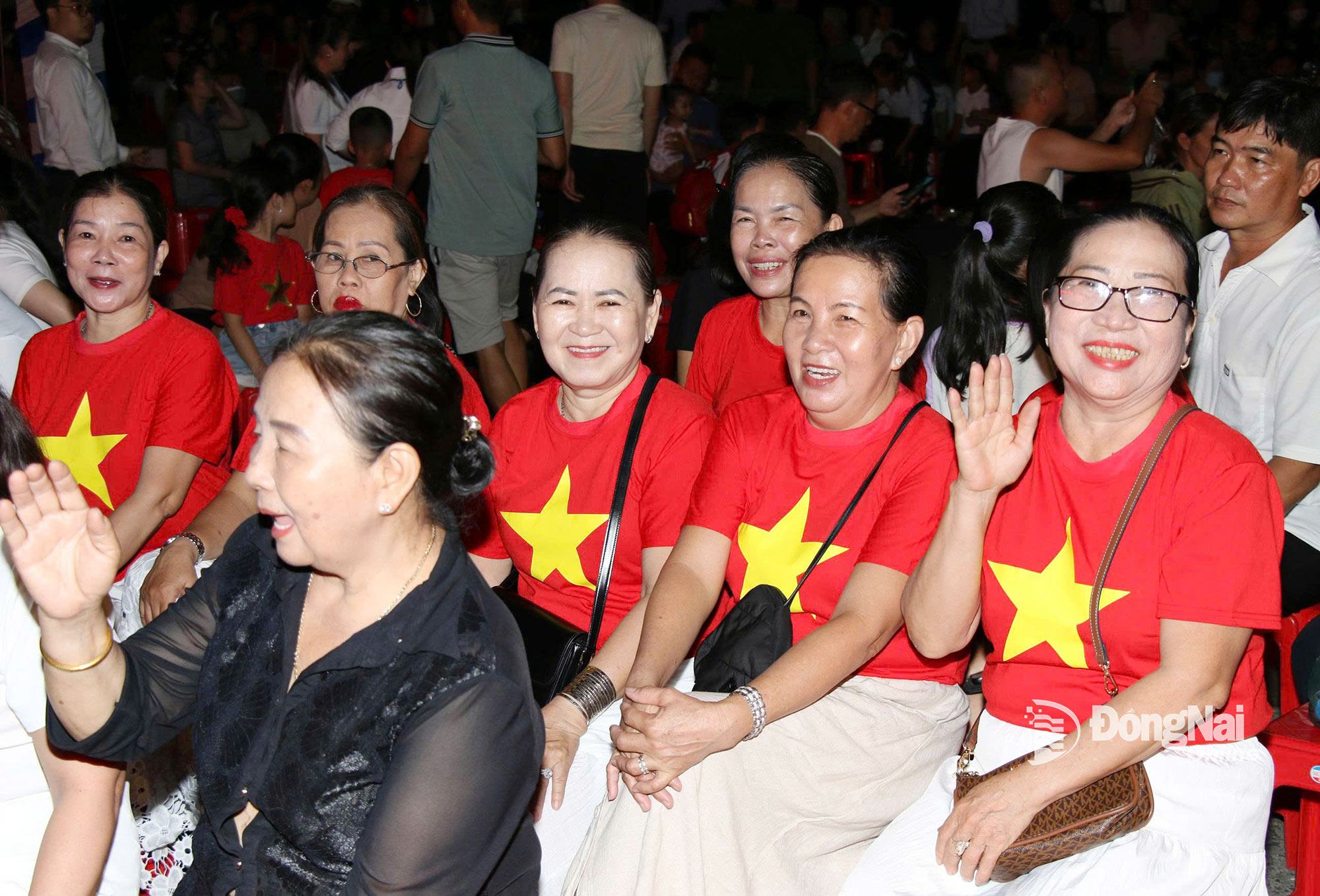 Crowds of residents in Dai Phuoc commune watch the live program. Photo: Hai Quan
