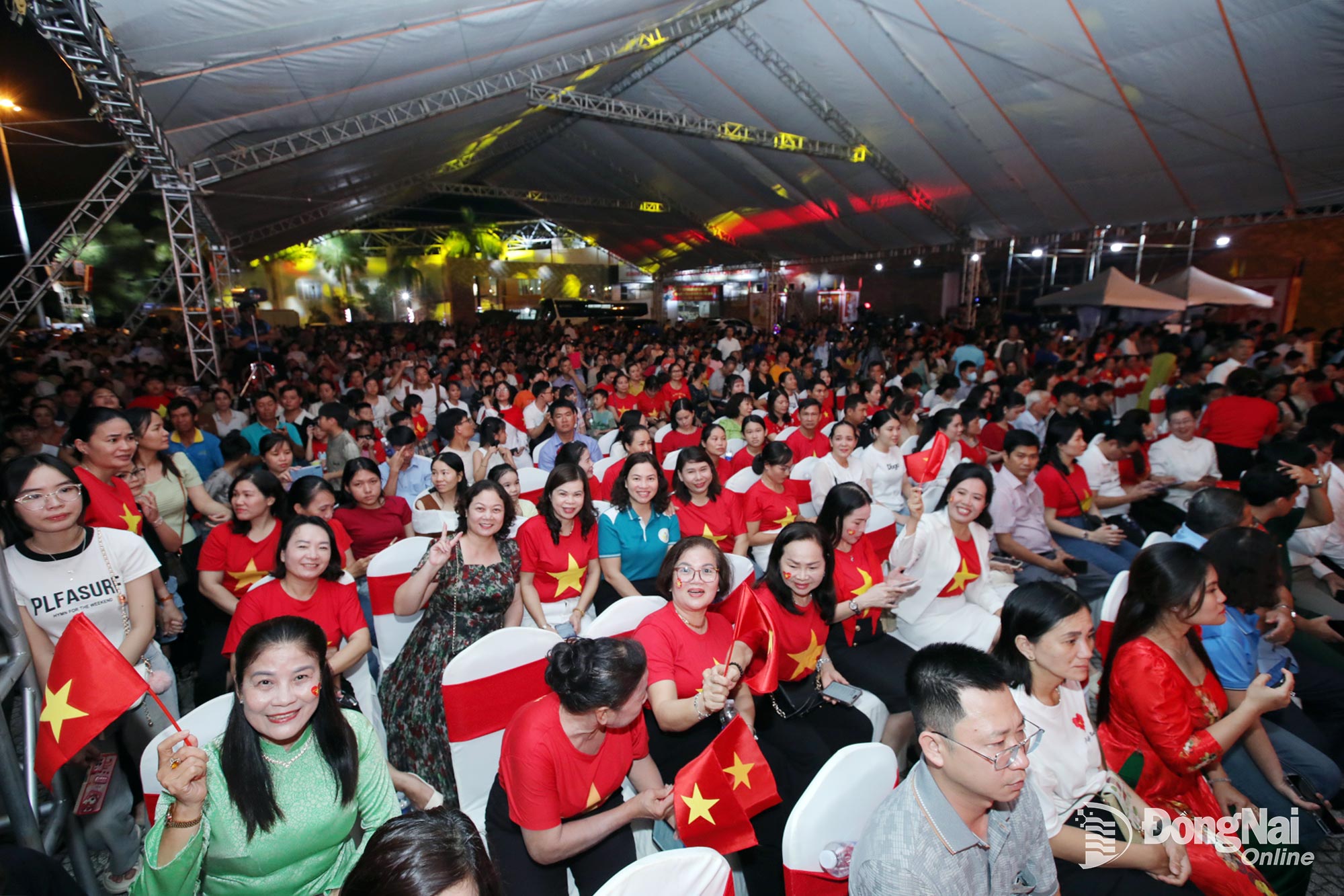 The art program “The everlasting revolutionary epic” attracts thousands of people from Binh Phuoc ward and surrounding areas. Photo: Truong Hien