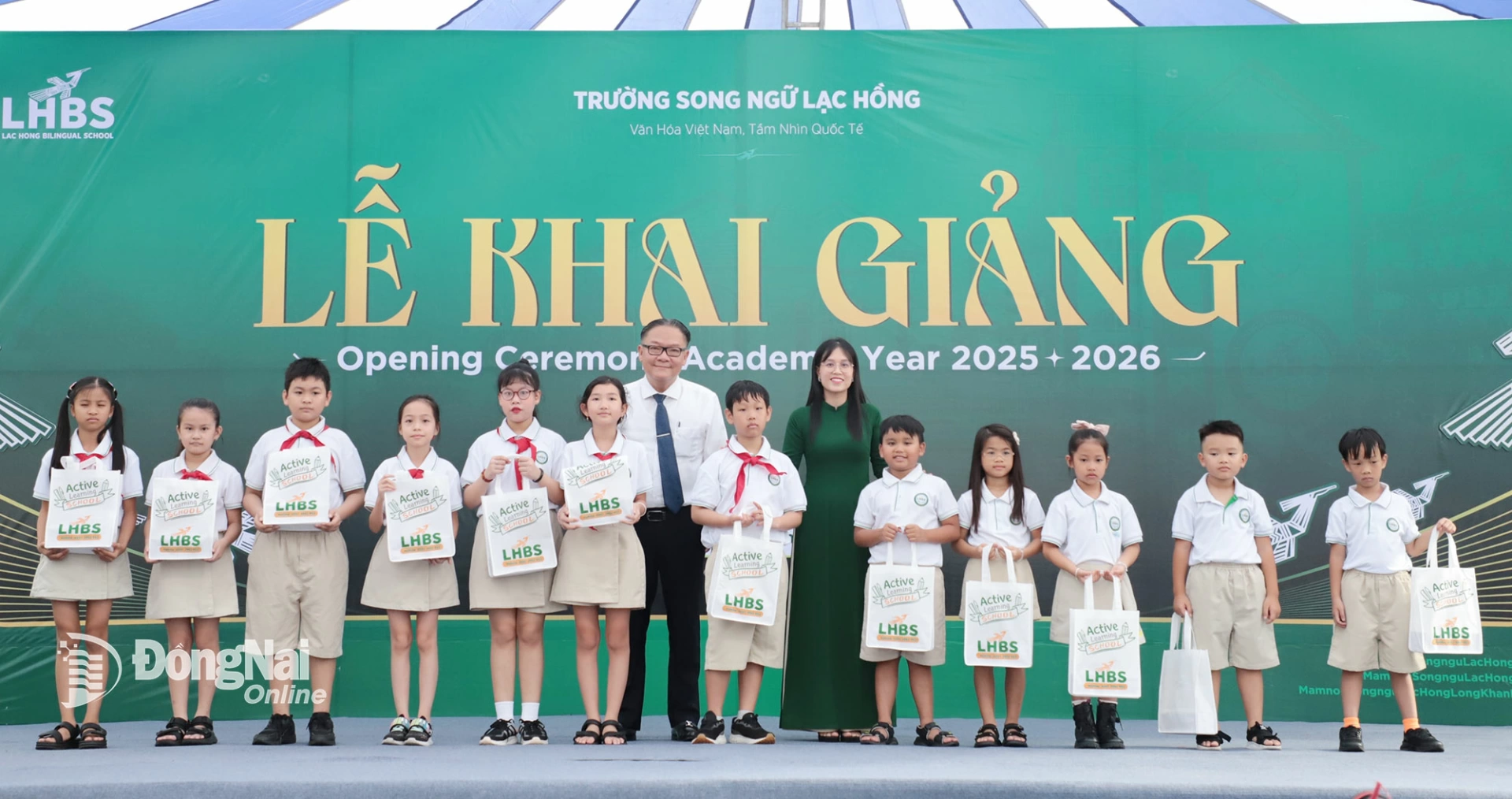 Leaders of the province and Lac Hong Bilingual Primary – Secondary – High School present awards to students. Photo: Cam Thanh