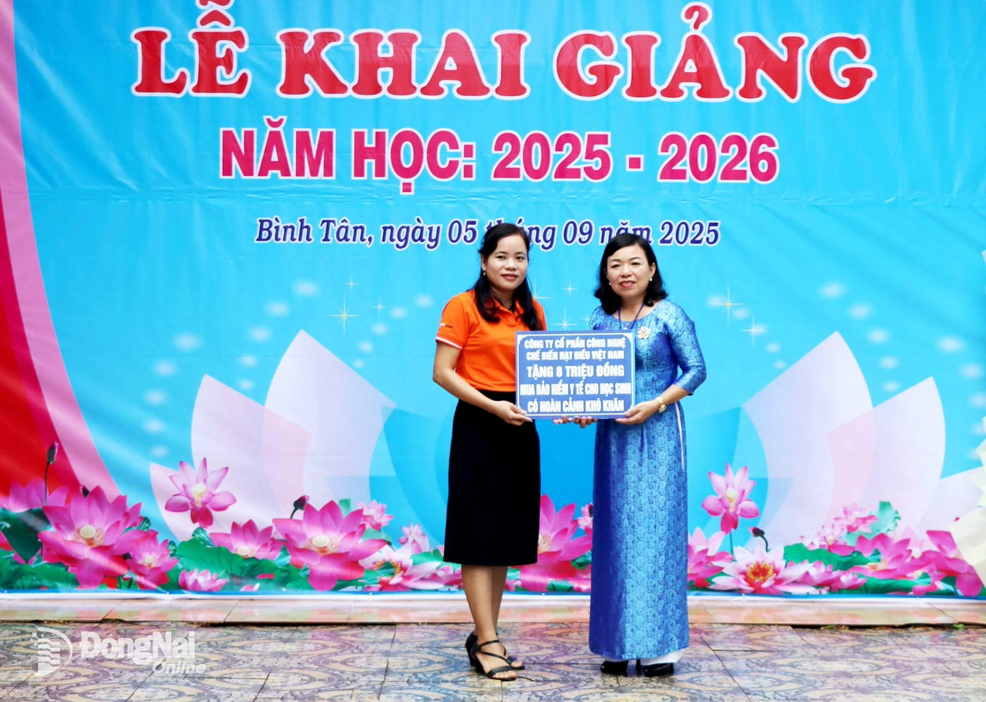 Donors present funds for health insurance and uniforms to students of Vu A Dinh Primary School. Photo: Thanh Mang