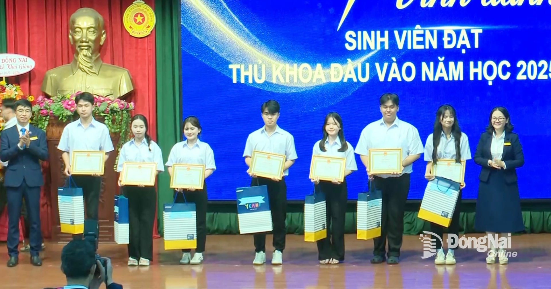 Leaders of Dong Nai Medical College award certificates of merit to top scorers of the entrance examination for the 2025-2026 academic year. Photo: Hoan Le