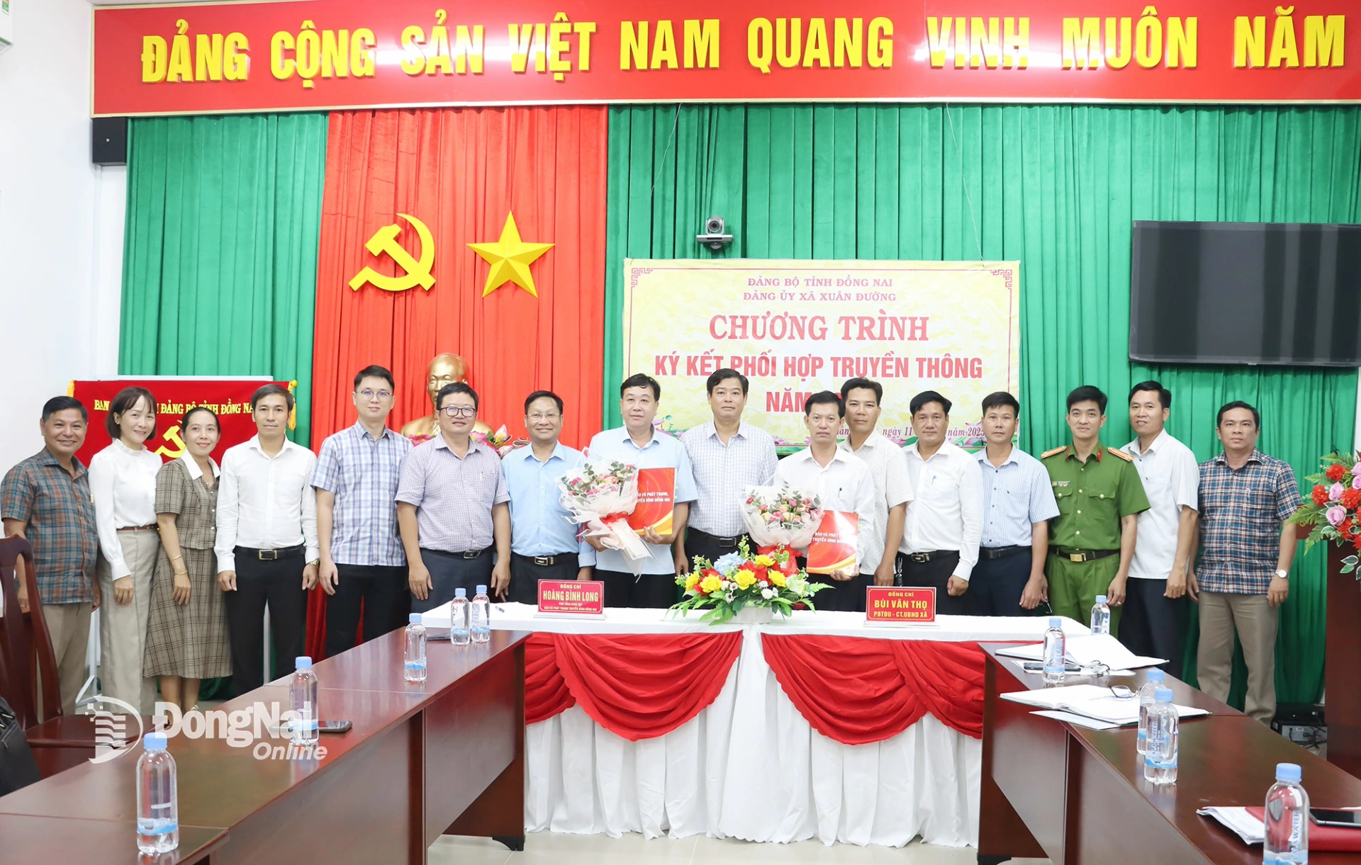 Leaders of DNNRTV and Xuan Duong commune sign the communication cooperation agreement. Photo: Dang Hung