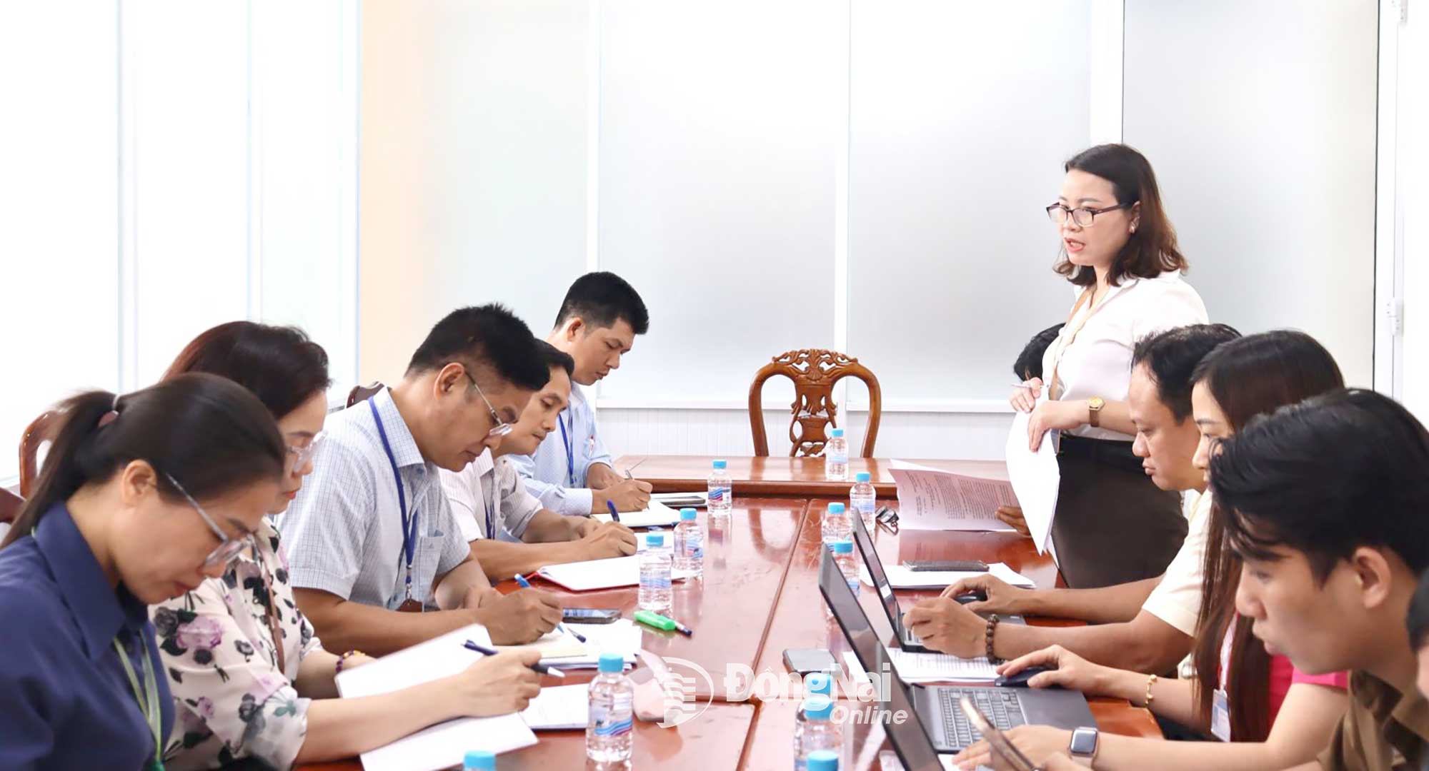 Deputy Head of Administrative Reform – Archives Division (DoHA) Vu Thi Phuong gives remarks after the inspection in Long Binh ward. Photo: Nguyet Ha