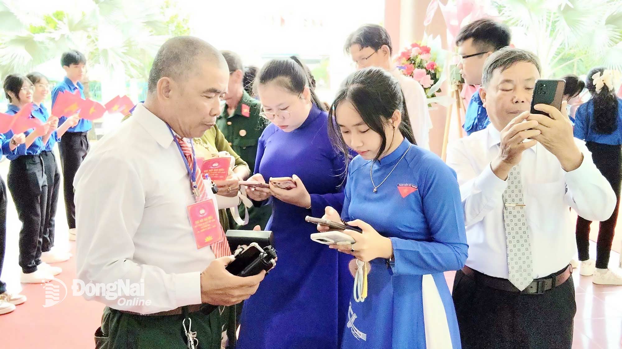This is a special Congress of the VFF as it aims for a “paperless” model. In the photo: Delegates scan QR codes to access documents on the congress application. Photo: Duc Quy


