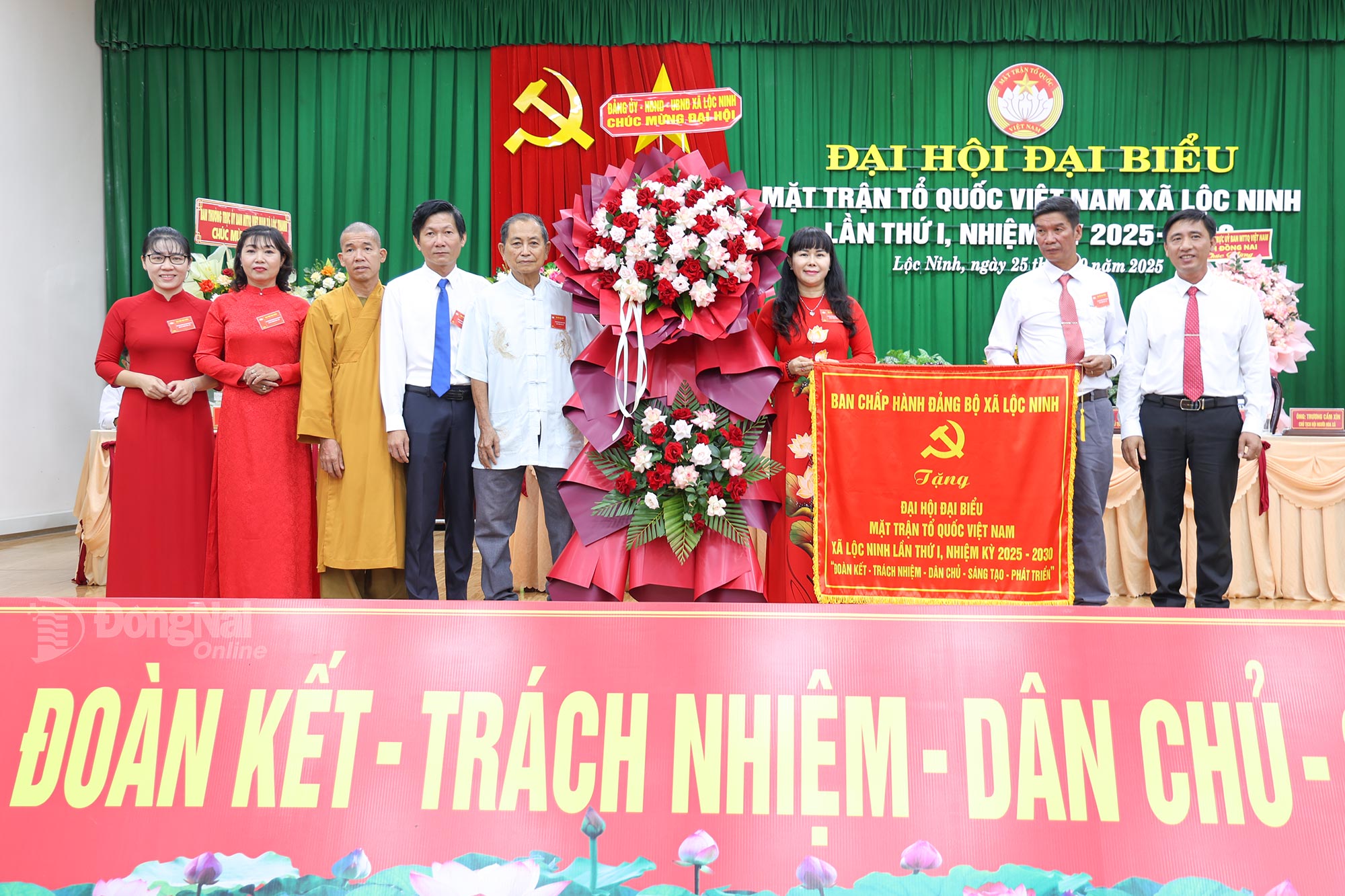 Leaders of Loc Ninh commune Party Committee present a banner and flower basket to congratulate the Congress. Photo: Van Hung

