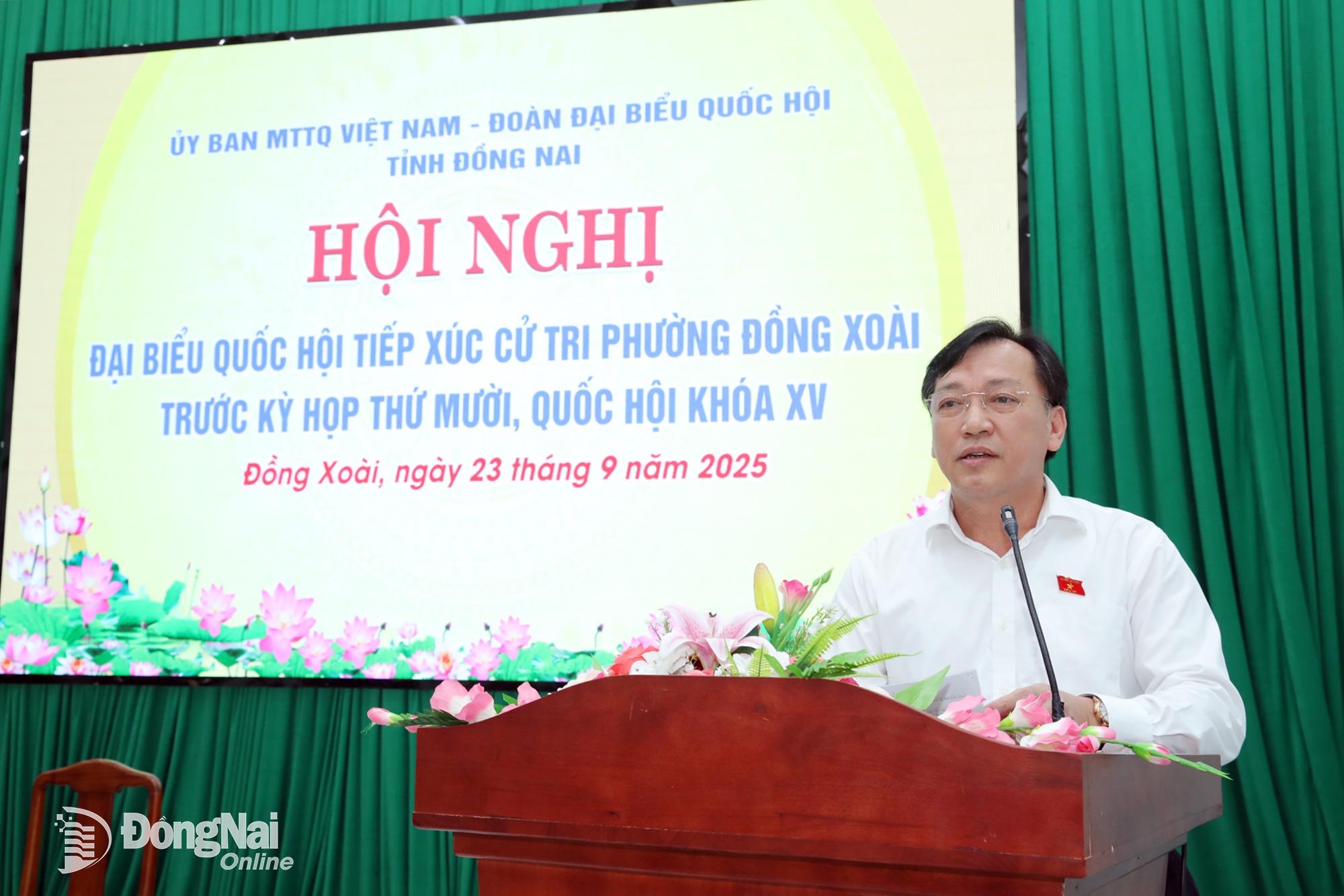 Dong Nai NA deputy Phan Viet Luong informs voters in Dong Xoai Ward about the tentative agenda of the 10th session of the 15th NA. Photo: Truong Hien

