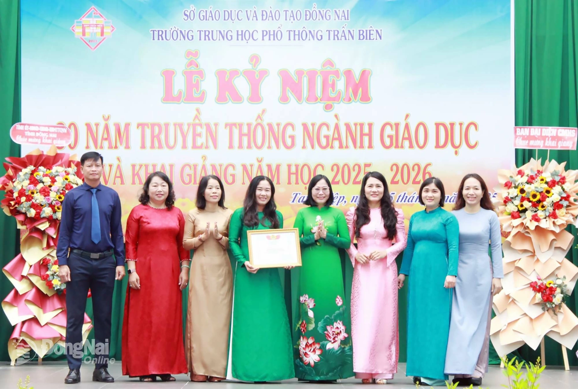 Member of the Provincial Party Committee and Vice Chairwoman of Dong Nai People’s Committee Nguyen Thi Hoang (4th from right) presents a certificate of merit from the Provincial Labor Federation to the school Union. Photo: Nga Son