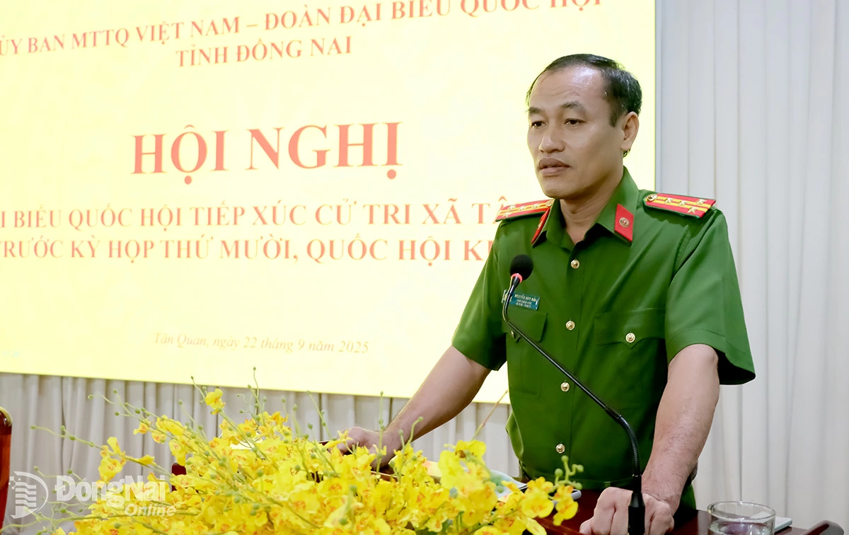 Representative of Dong Nai Provincial Public Security addresses voters’ concerns at the meeting. Photo: Thanh Lam

