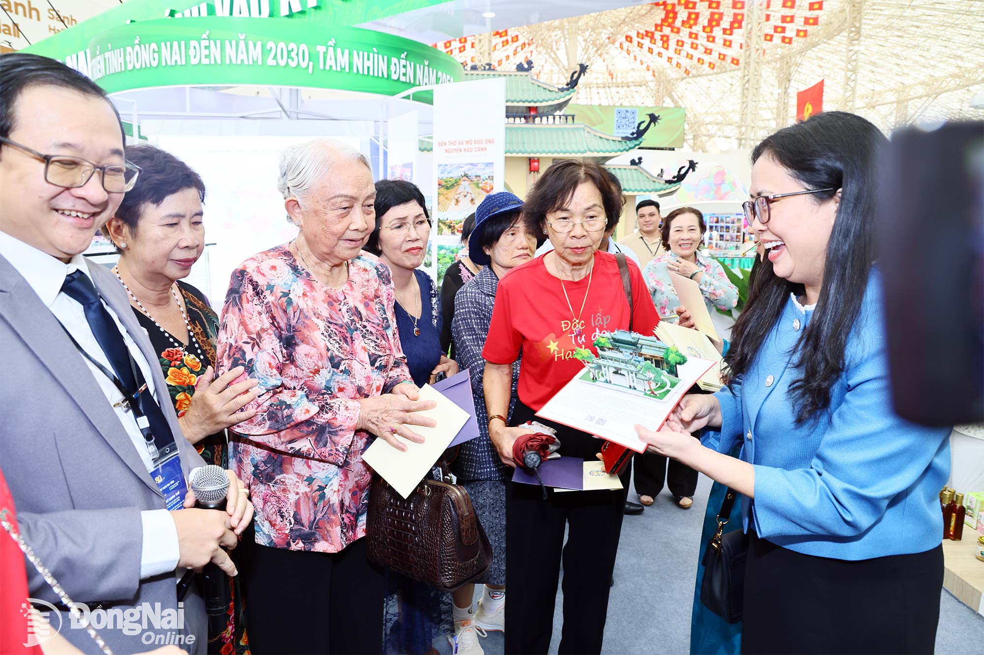Member of the Provincial Party Committee and Director of Dong Nai Department of Culture, Sports and Tourism (DoCST) Le Thi Ngoc Loan presents souvenir gifts to visitors. Photo: Cong Nghia

