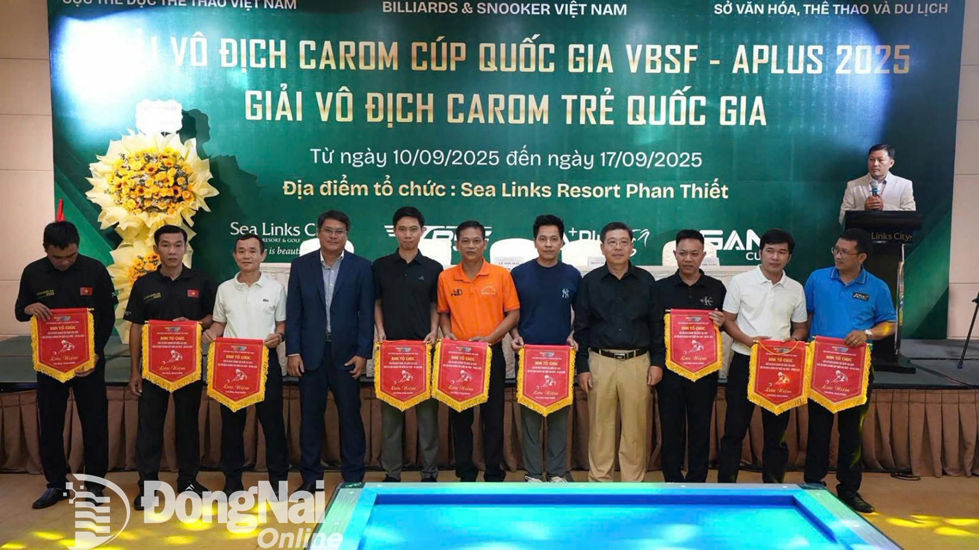 Ban tổ chức tặng cờ lưu niêm cho các đoàn tham dự giải. Ảnh: BTC