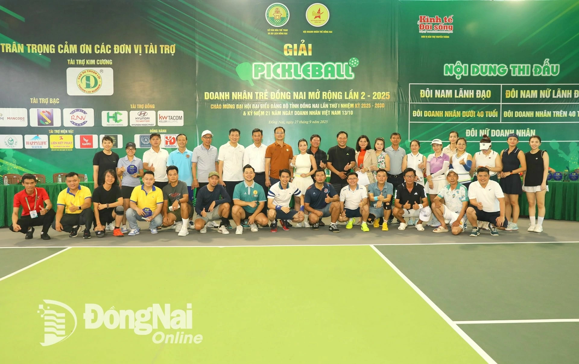 Organizers, delegates, sponsors and representatives of athletes at the opening ceremony. Photo: Huy Anh