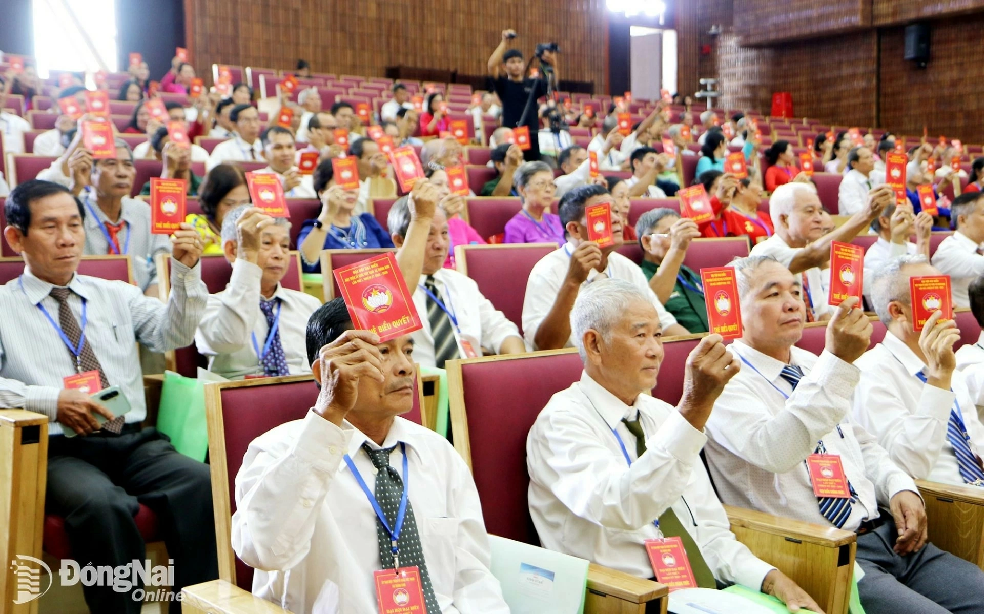 Delegates vote to adopt the resolution of the 1st VFF Congress of Trang Bom commune for the 2025-2030 term. Photo: Van Truyen